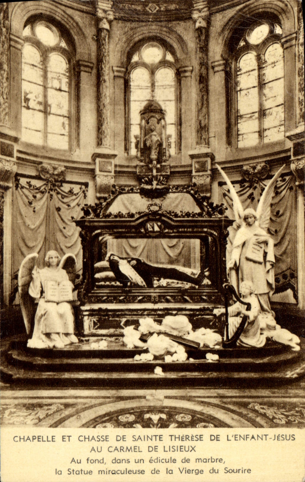 CPA Chapelle et chasse de Sainte Therese de l'Enfant au carmel de Lisieux au fond dans un edicule de