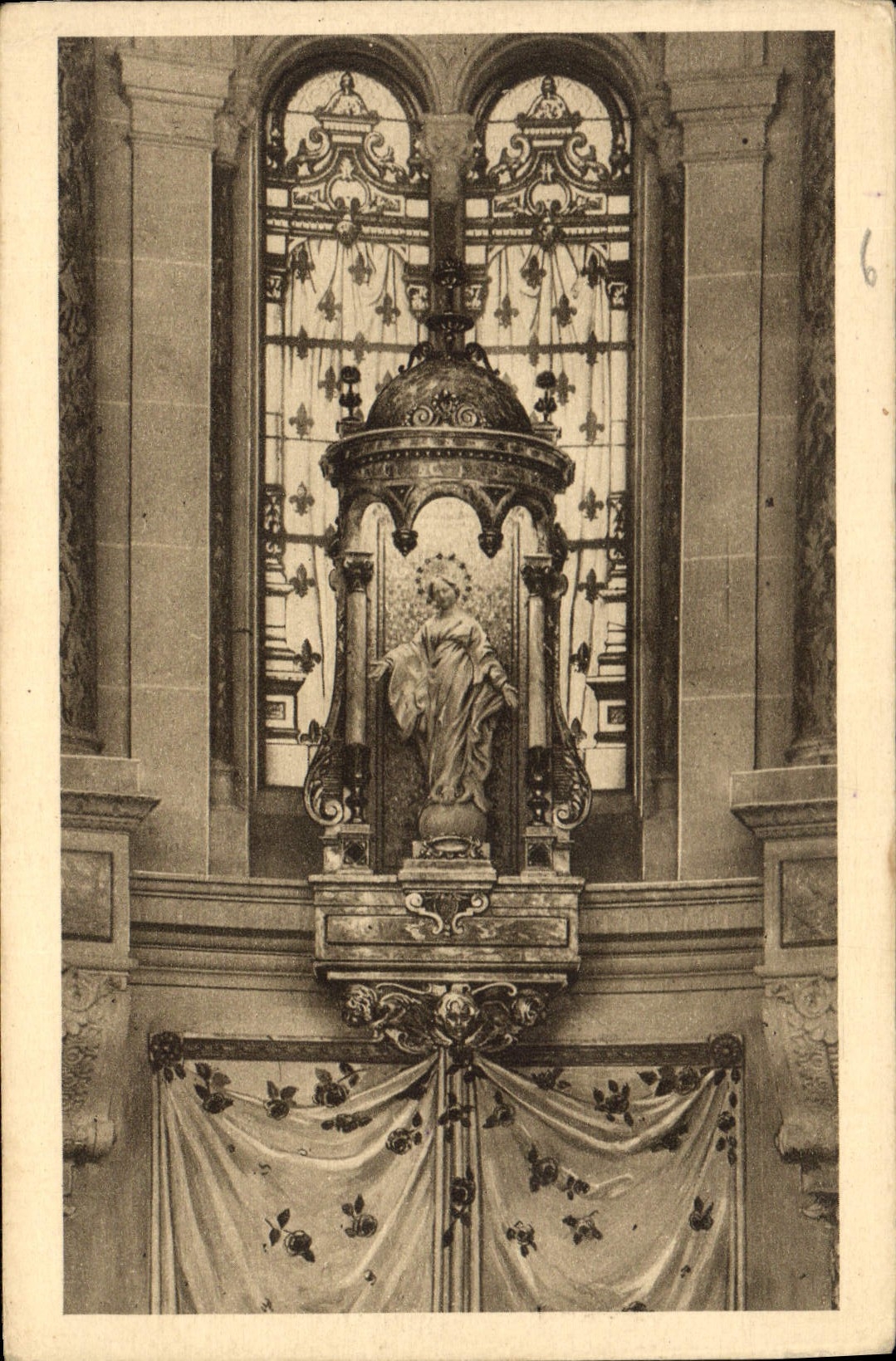 CPA Edicule de la Vierge miraculeuse du Sourire au dessus de la Chasse de Sainte Therese de l'Enfant