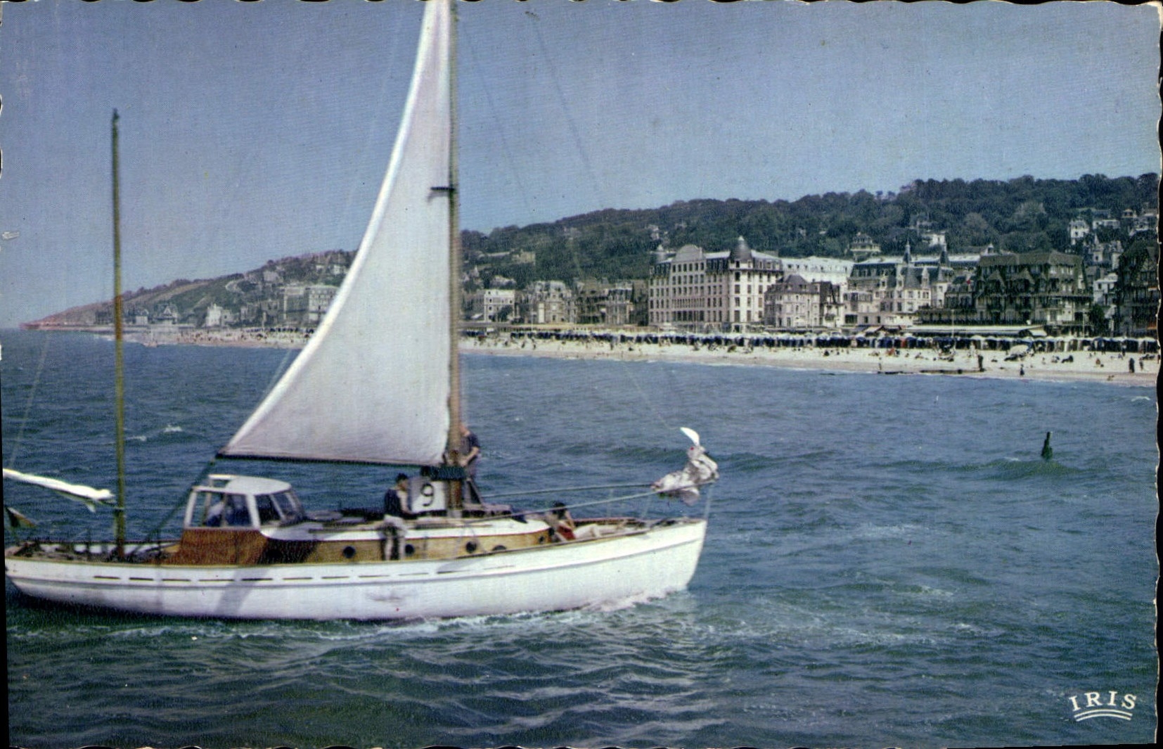 CPA Trouville Reine des Plages Vailier en Mer la Plage et les Villas Bateau