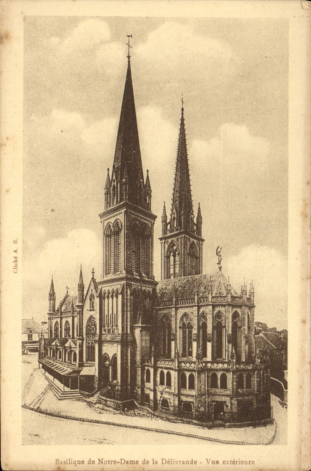 CPA Basilique de Notre Dame de la Delivrande Vue exterieure 