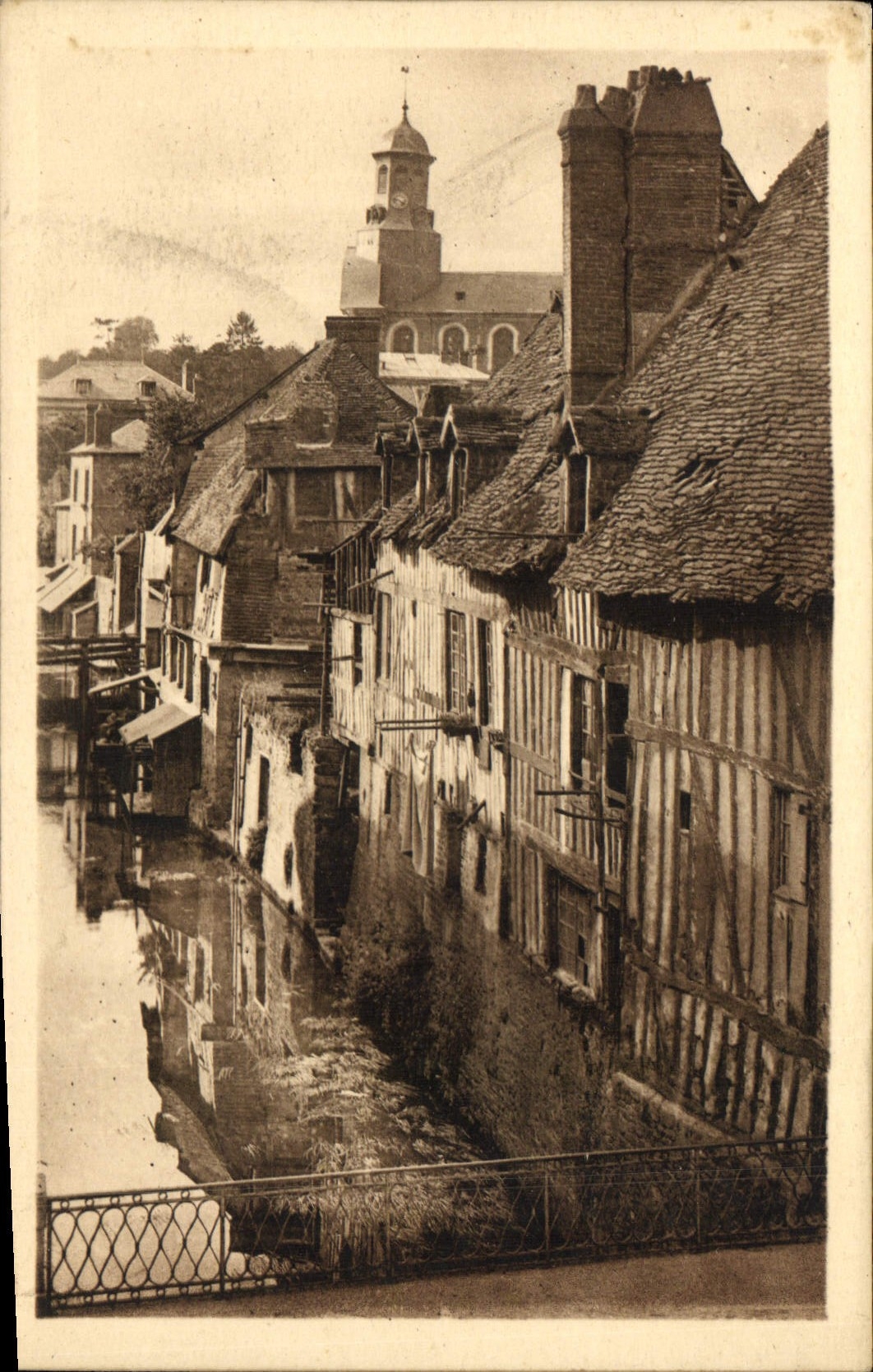 CPA Lisieux Vieilles maisons sur la Touques 
