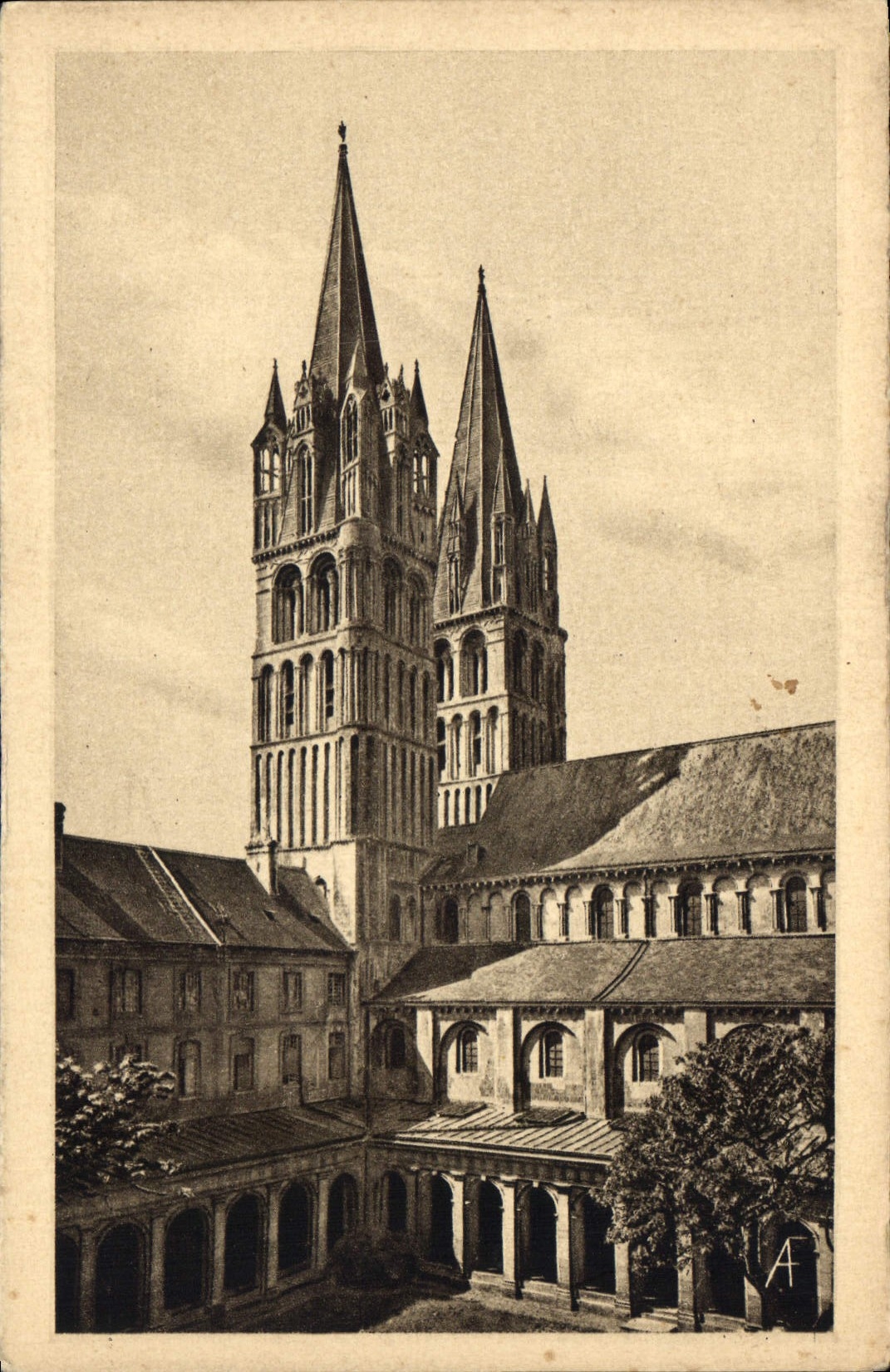 CPA Le Pays Normand Caen Lycee Malherbe anc Abbaye aux Hommes Cour du cloitre et tours de St Etienne