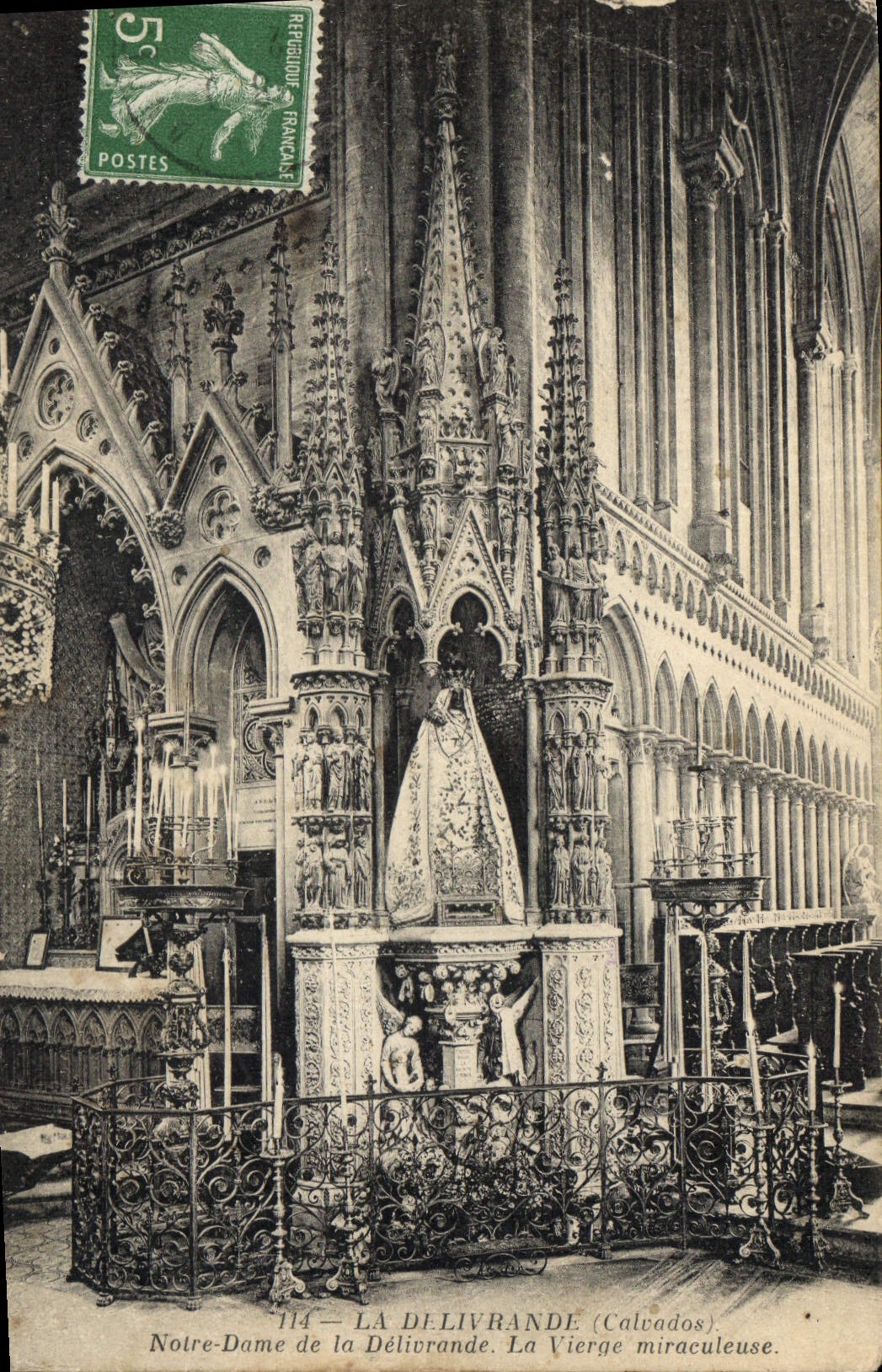CPA La Delivrande Calvados Notre Dame de la Delivrande La Vierge miraculeuse 