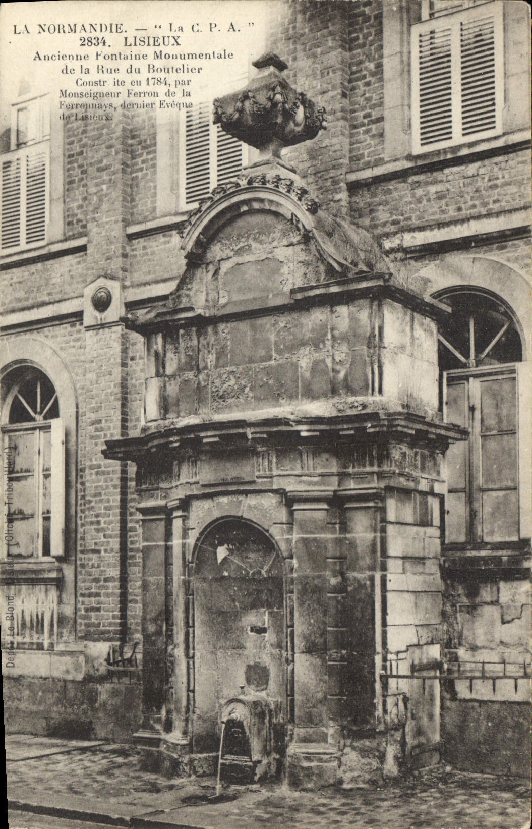 CPA La Normadie Lisieux Ancienne Fontaine Monumentale de la Rue du Boutelier 