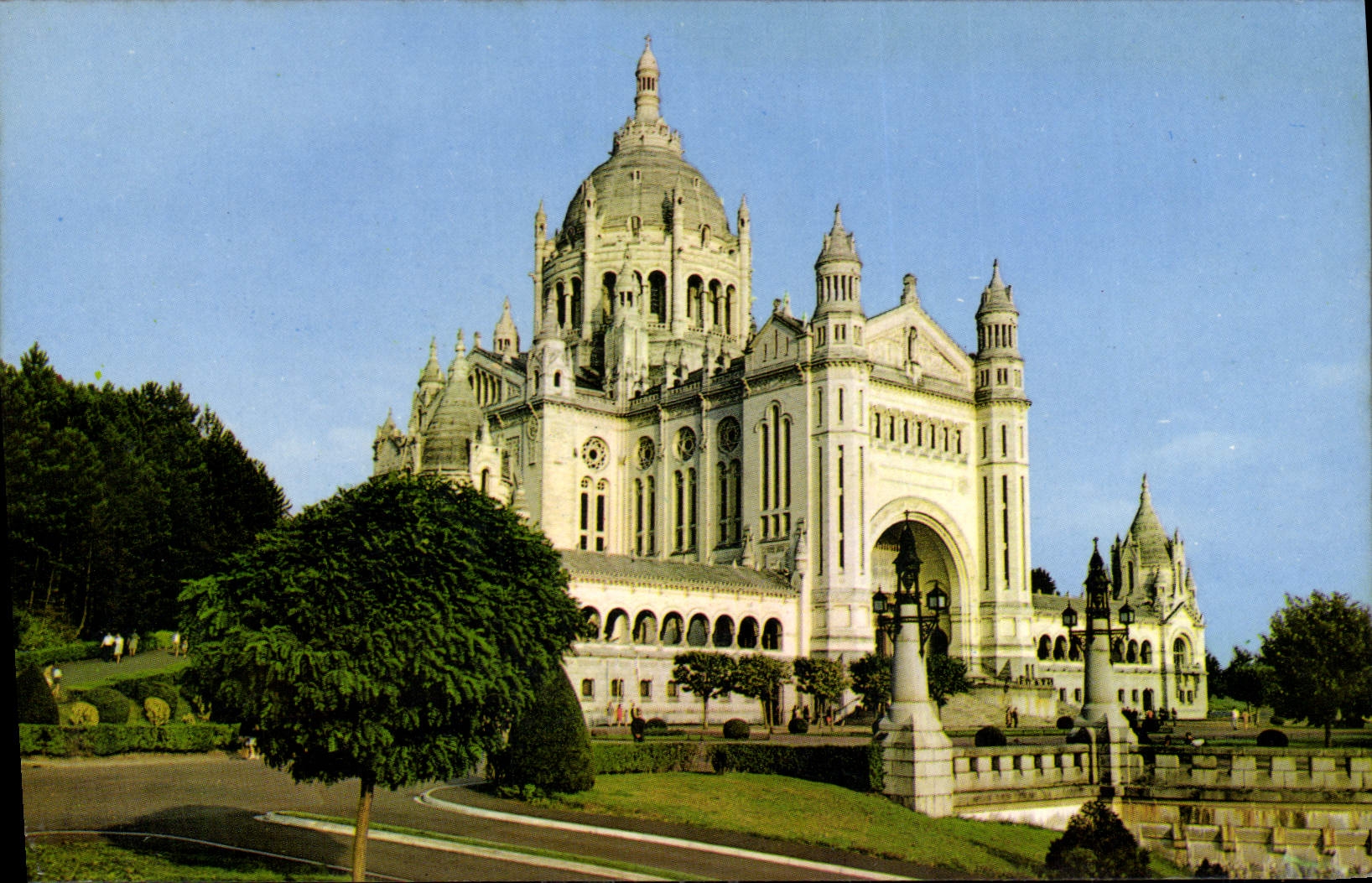 CPA Lisieux La Basilique 