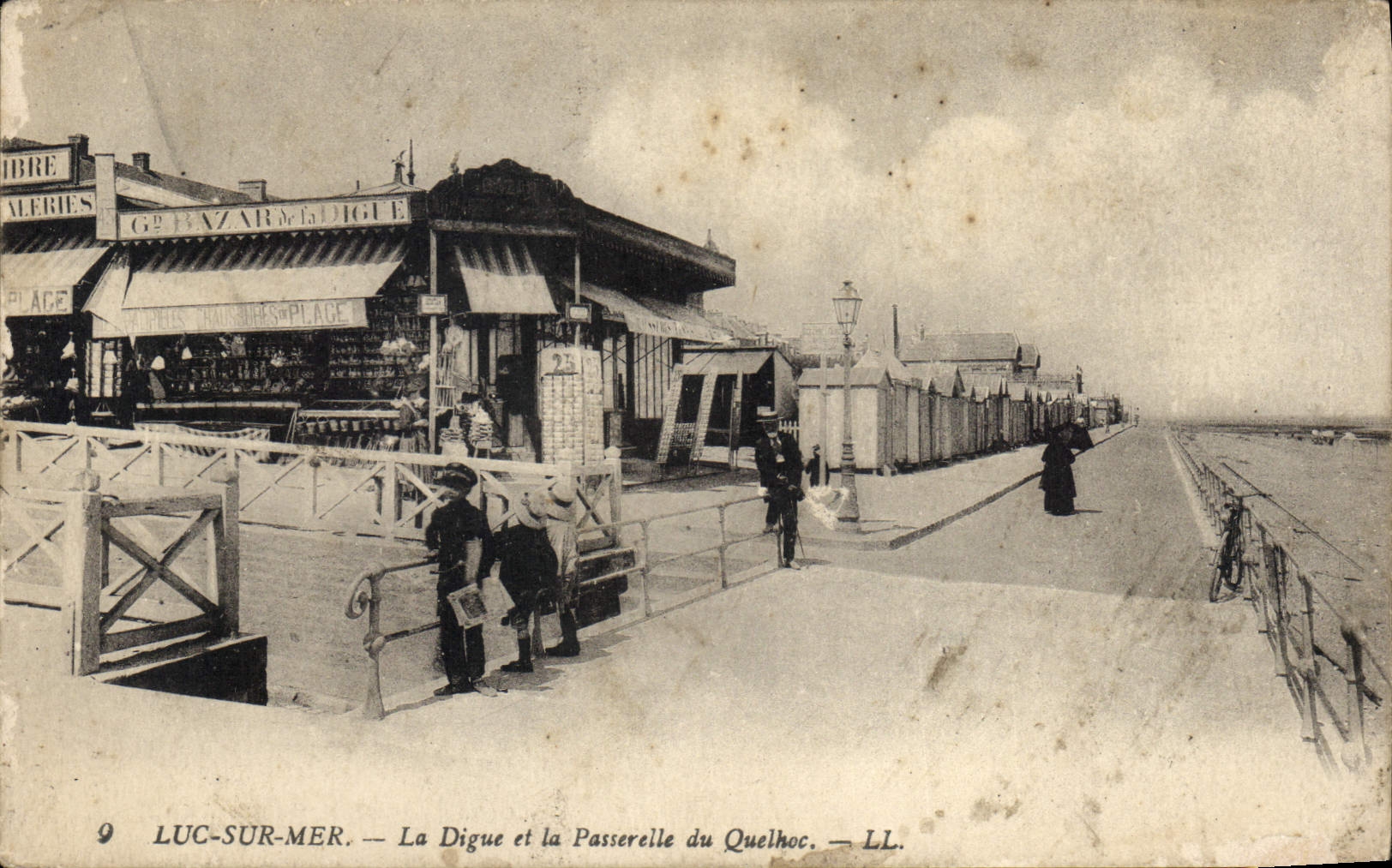 CPA Luc sur Mer La Digue et la Passerelle du Quelhoc 