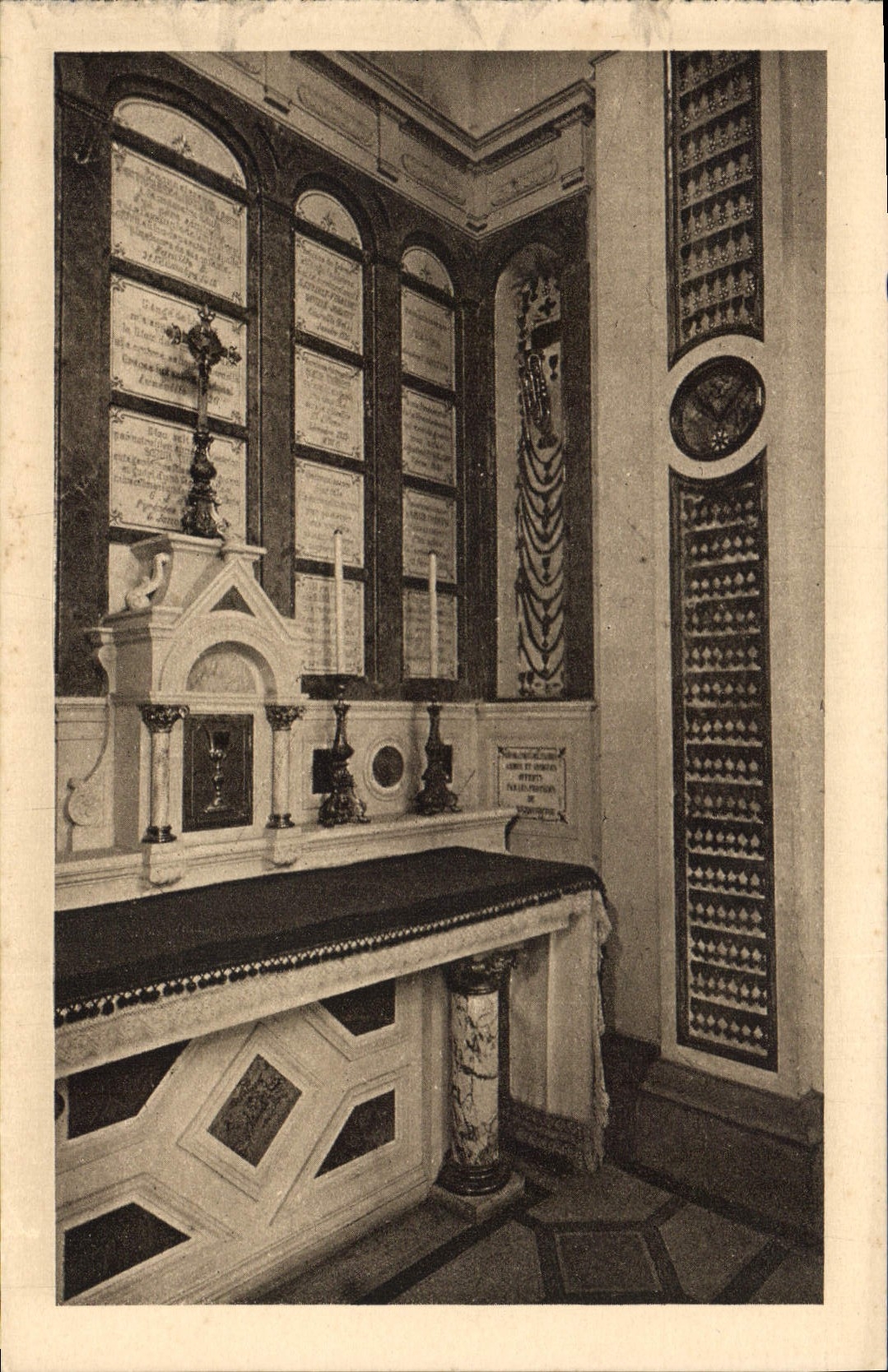 CPA La Chapelle des Carmelites de Lisieux un des Autels du peristyle precedant la Chapelle de la Cha