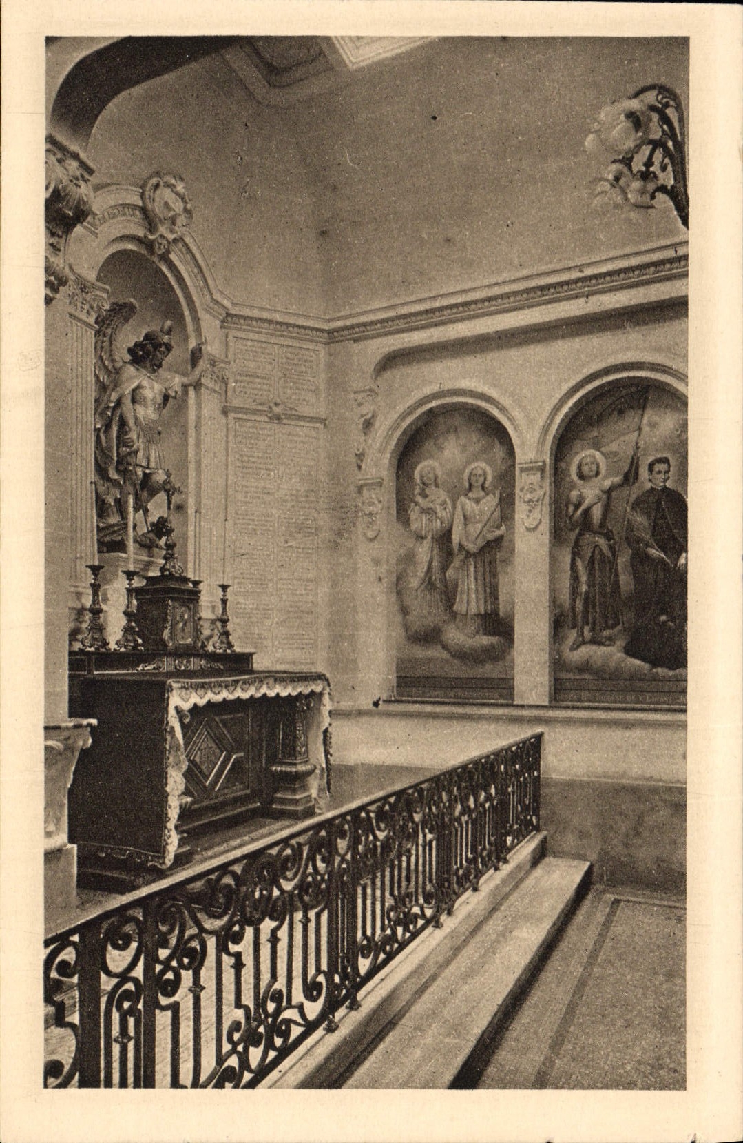 CPA La Chapelle des Carmelites de Lisieux Autel St Michel et Fresque des Saints prelerex de la Saint