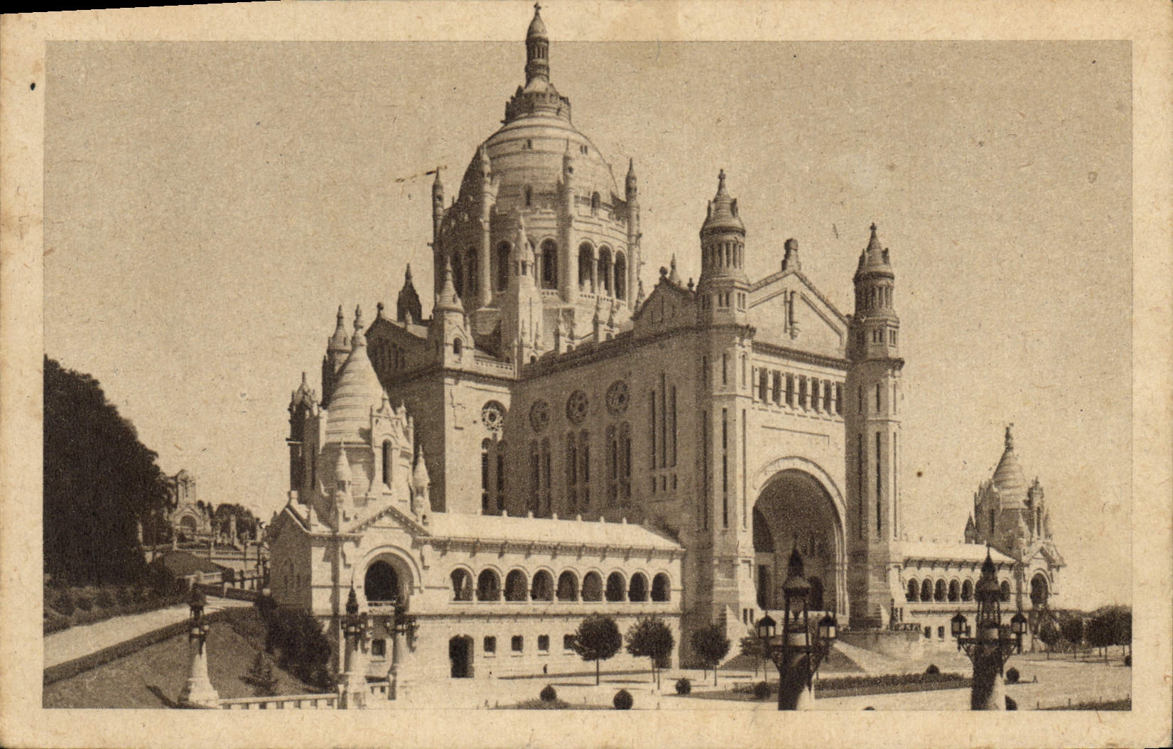 CPA La Basilique de Lisieux Vue d'ensemble