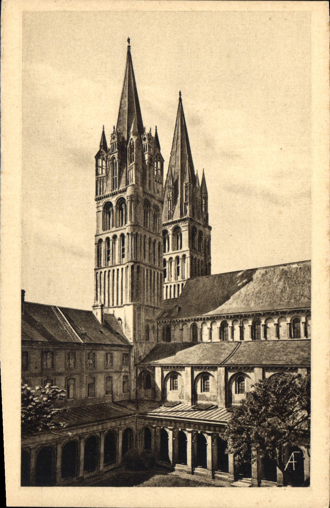 CPA Le Pays Normand Caen Lycee Malherbe anc Abbaye aux Hommes Cour du cloitre et tours de St Etienne