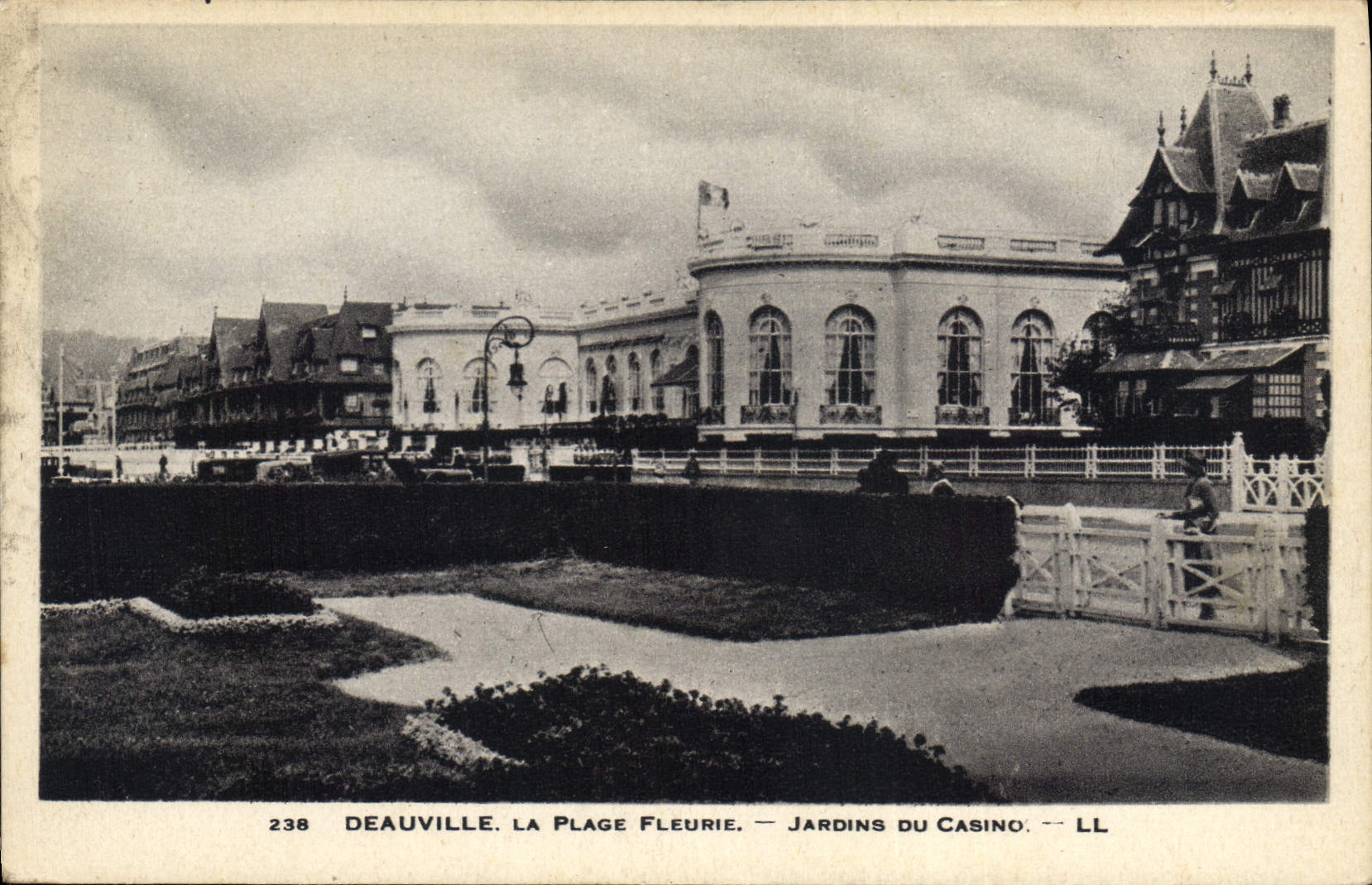 CPA Deauville la Plage Fleurie Jardins du Casino