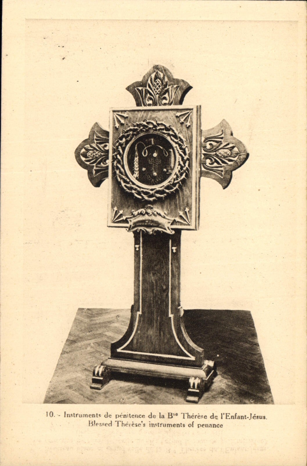 CPA Instruments de penitence de la B Therese de l'Enfant Jesus 