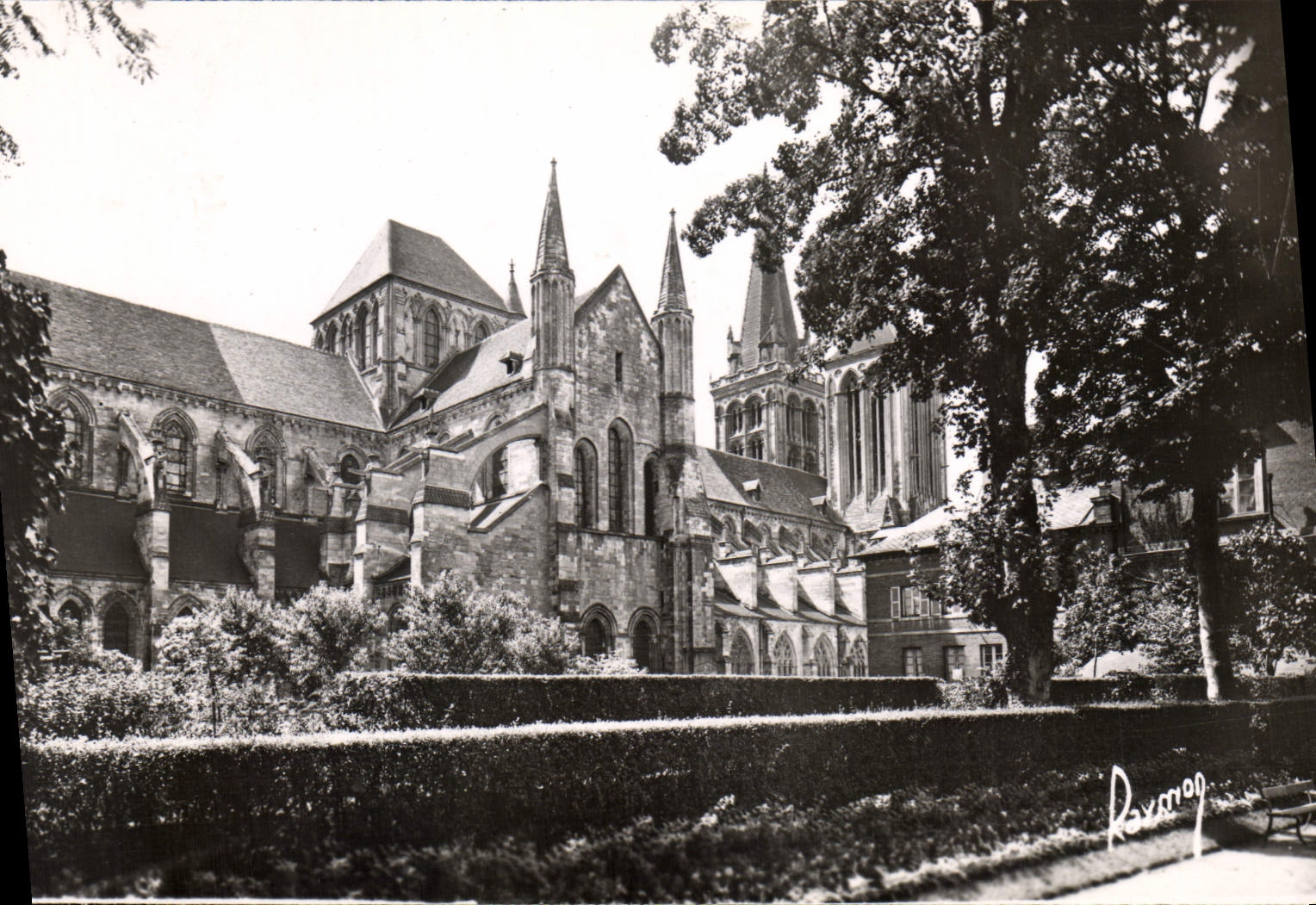 CPA Images de France Lisieux Calvados La Cathedrale vue du Jardin Public 
