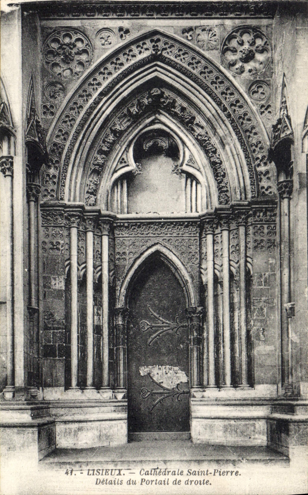 CPA Lisieux Cathedrale Saint Pierre Details du Portail de droite