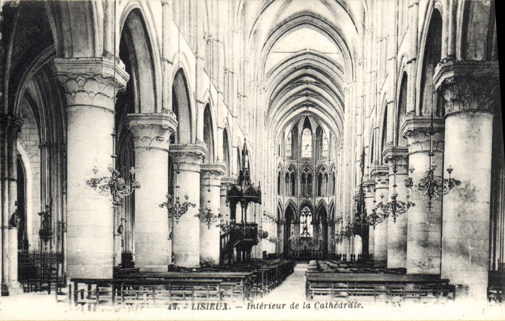 CPA Lisieux Interieur de la Cathedrale 