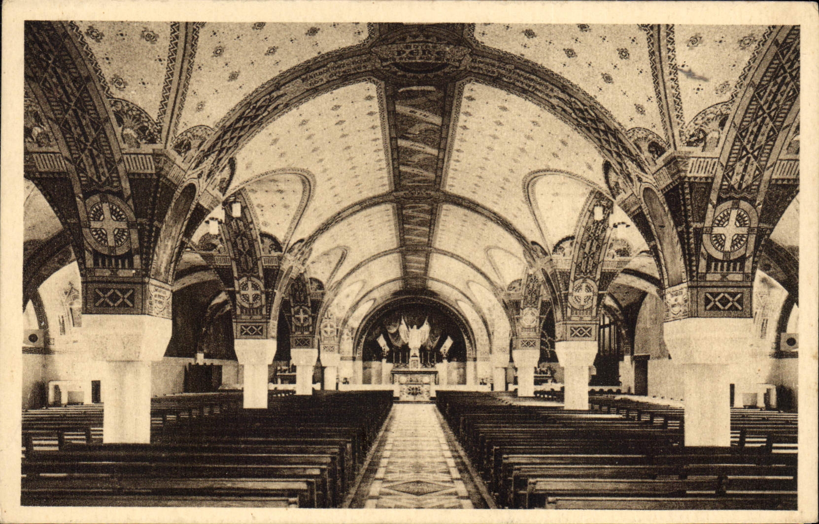 CPA La Basilique de Lisieux La Crypte vue generale