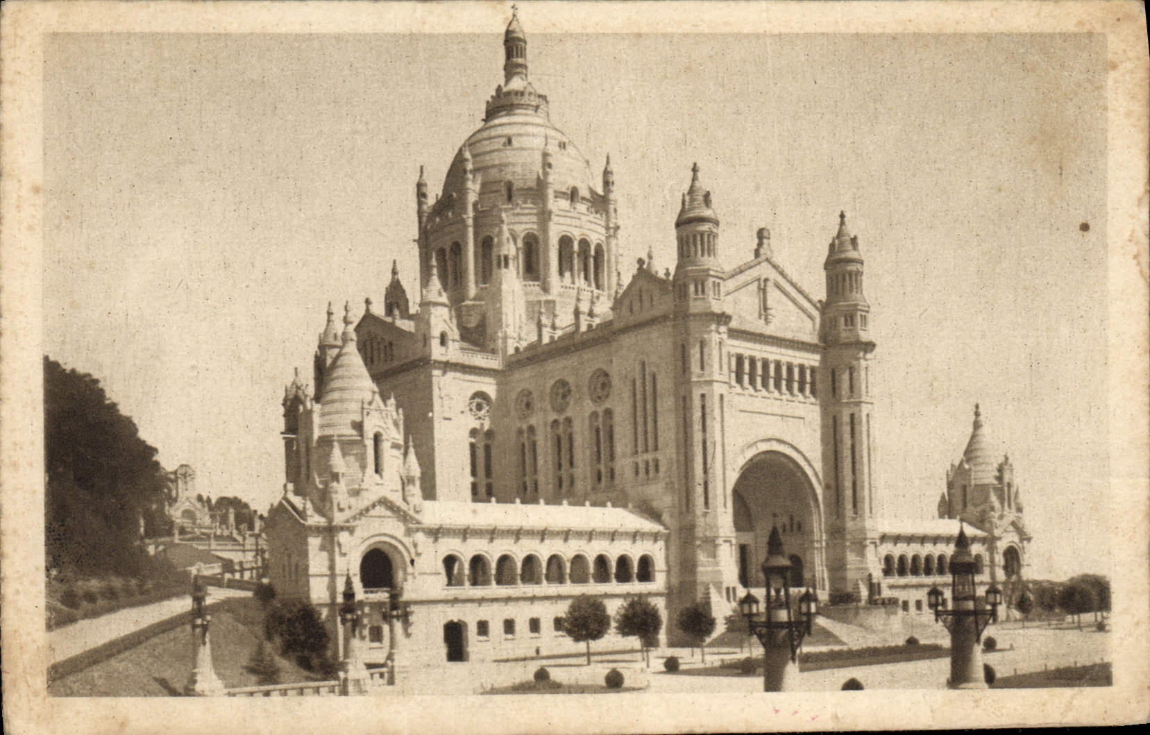 CPA La Basilique de Lisieux Vue d'ensemble