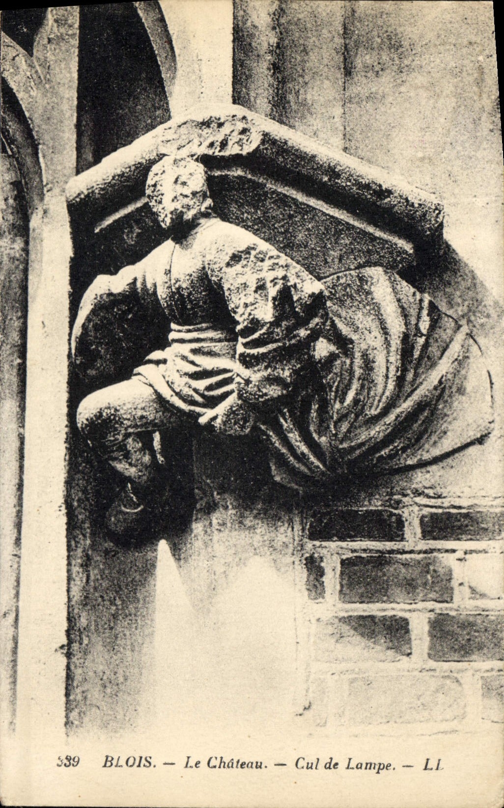 CPA Blois Le Chateau Cul de Lampe 