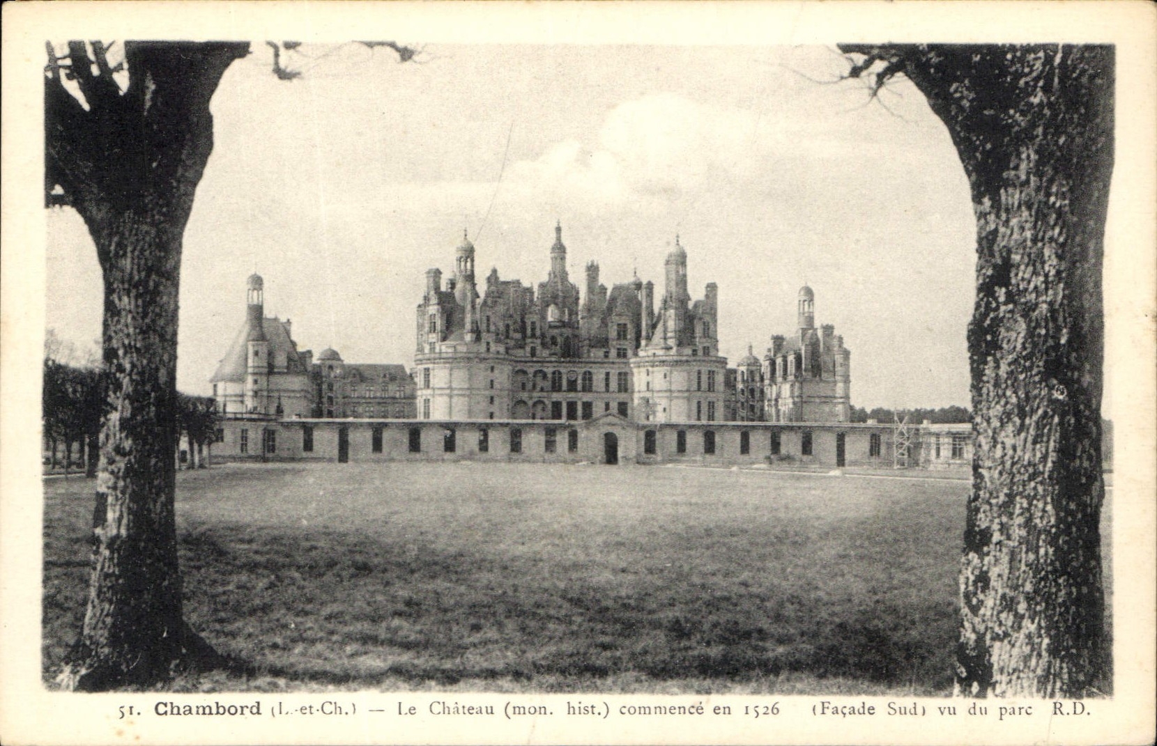 CPA Chambord L et Ch Le Chateau mon hist commence en 1526 facade sud vu du parc 