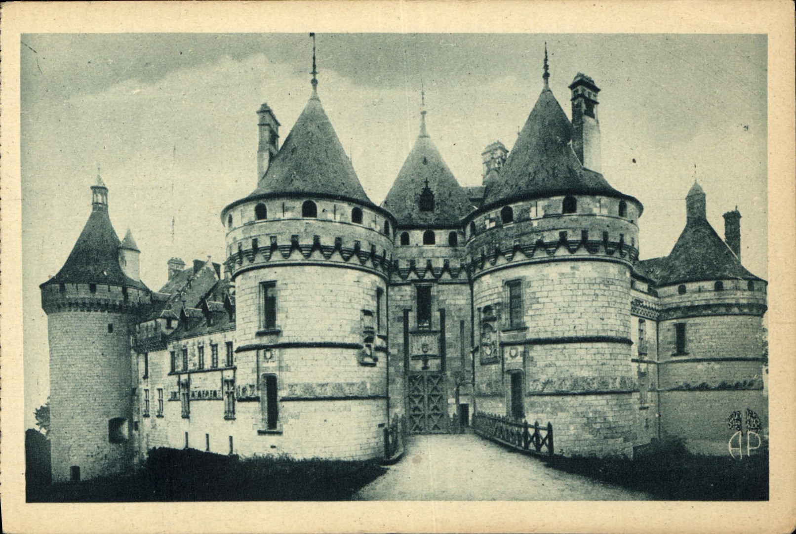 CPA Chaumont L et C Le Chateau Mon hist XV et XVI siecles