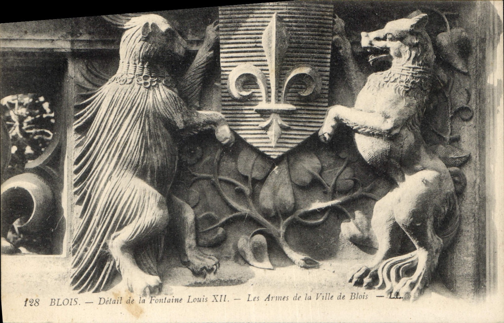 CPA Blois Detail de la Fontaine Louis XII Les Arenes de la Ville de Blois