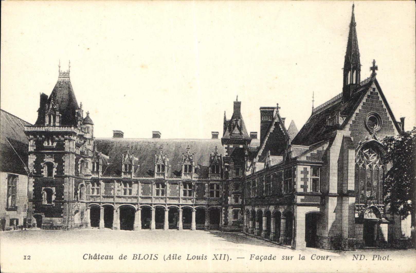 CPA Chateau de Blois Aile Louis XII Facade sur la Cour