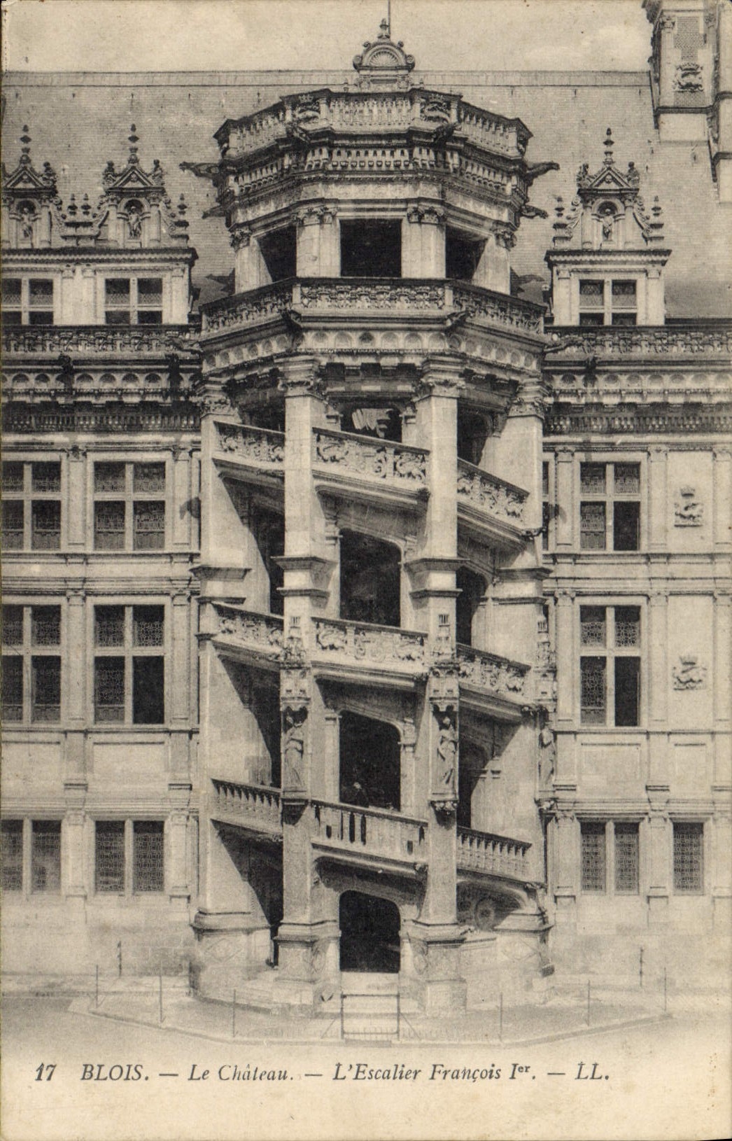 CPA Blois Le Chateau L'Escalier Francois 1er