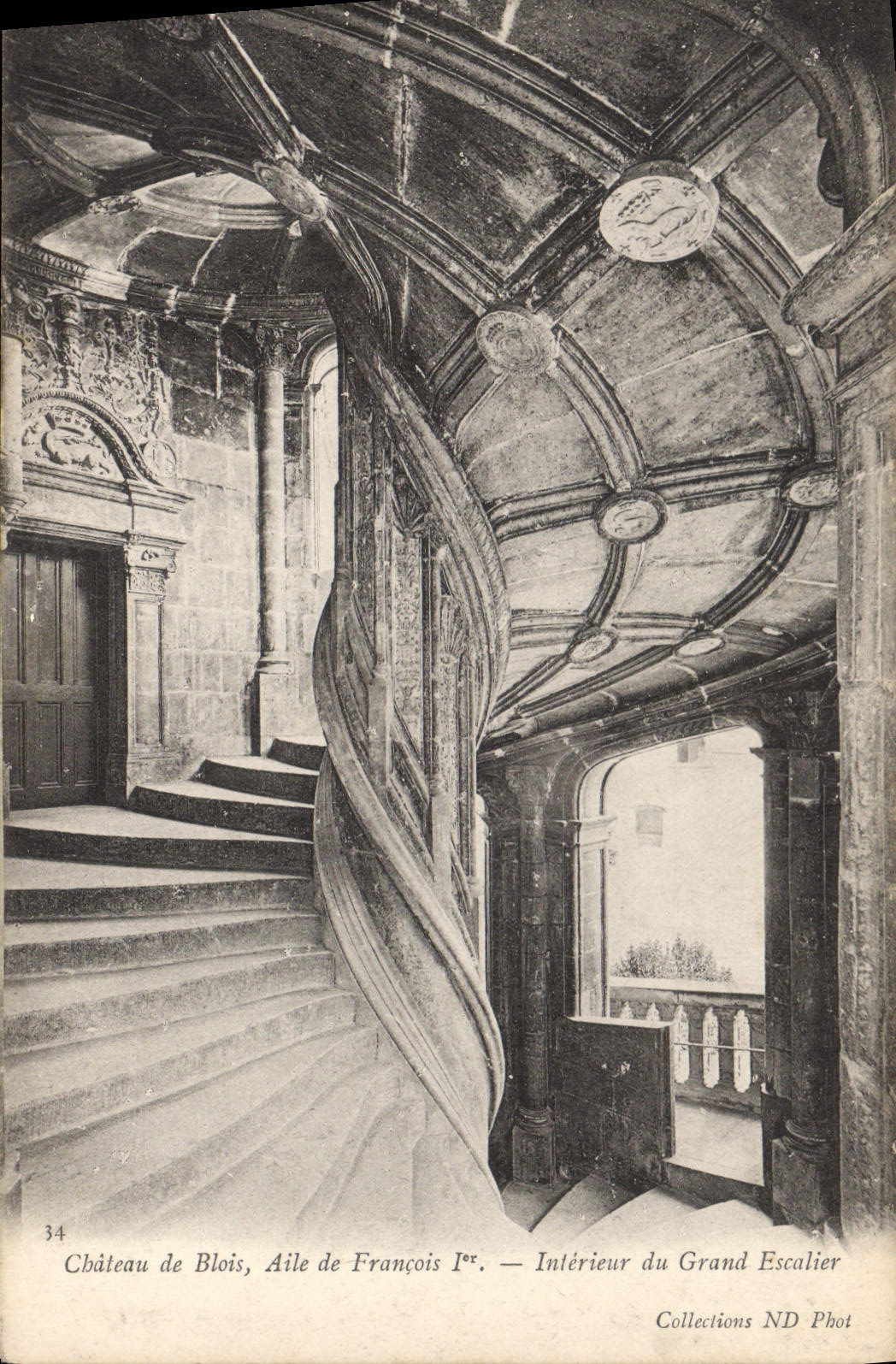 CPA Chateau de Blois Aile de Francois I Interieur du Grand Escalier 