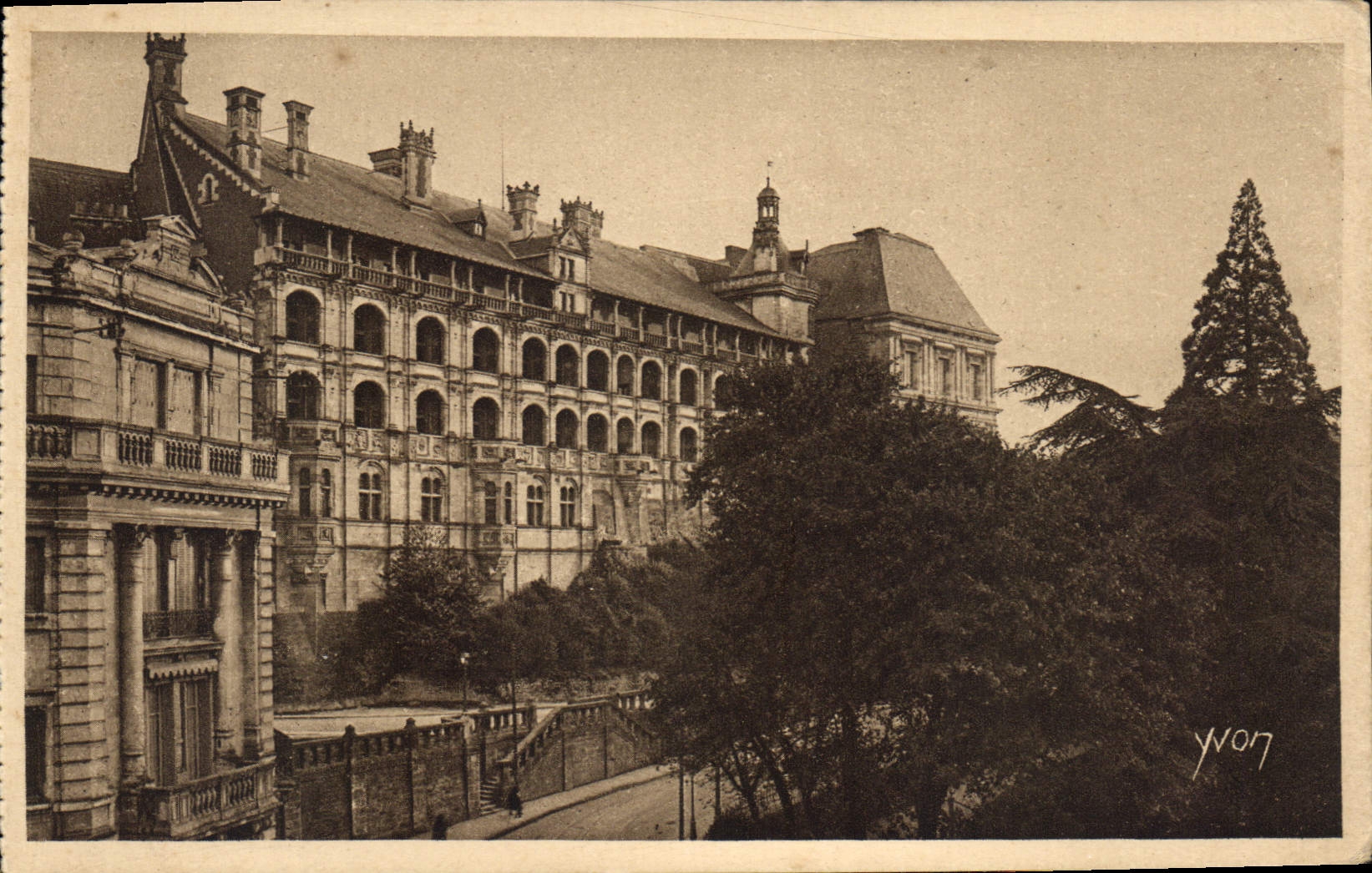 CPA La Douce France Chateaux de la Loire Chateau de Blois Aile Francois I 