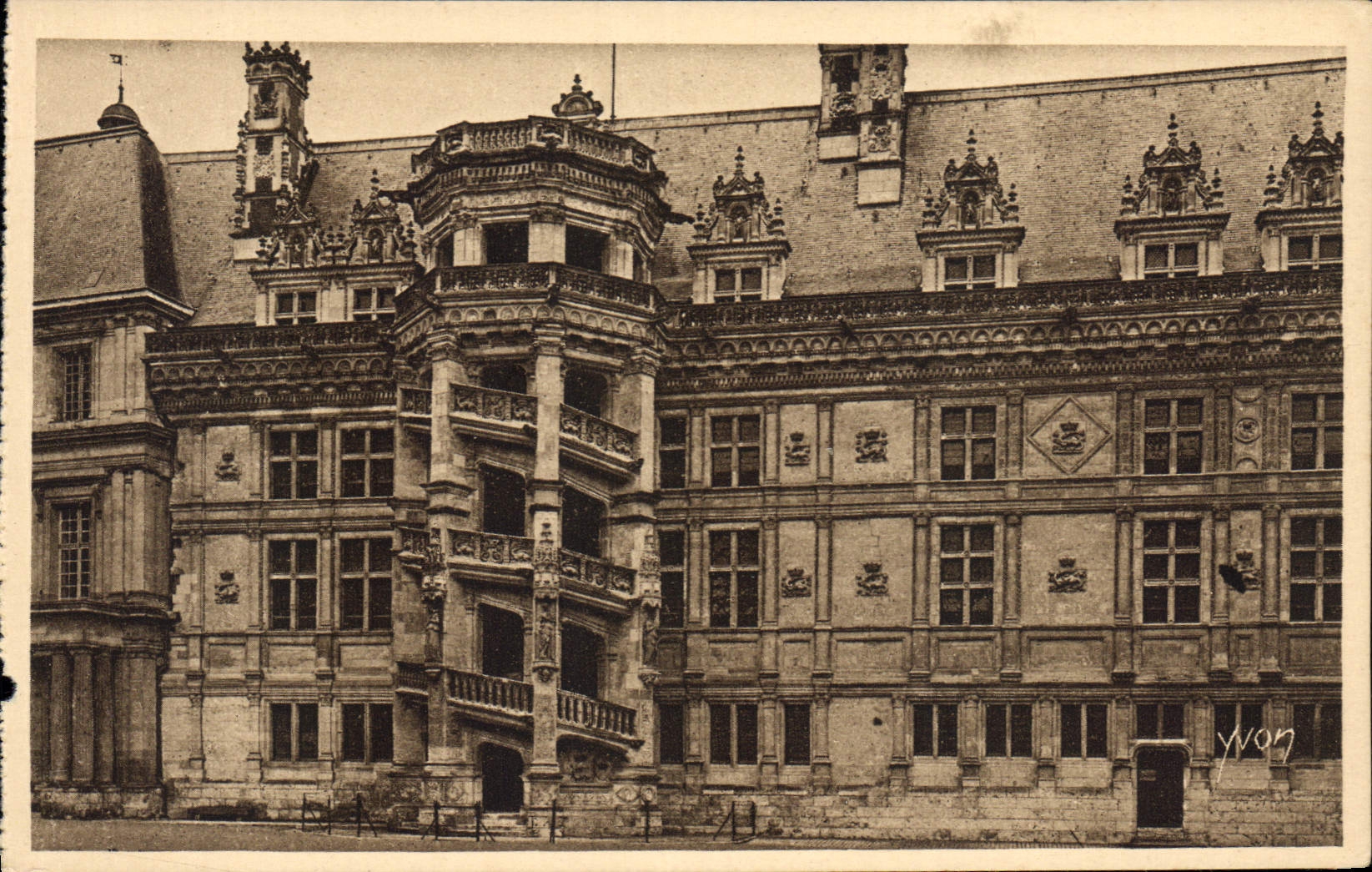 CPA La Douce France Chateaux de la Loire Chateau de Blois Escalier Francois I 
