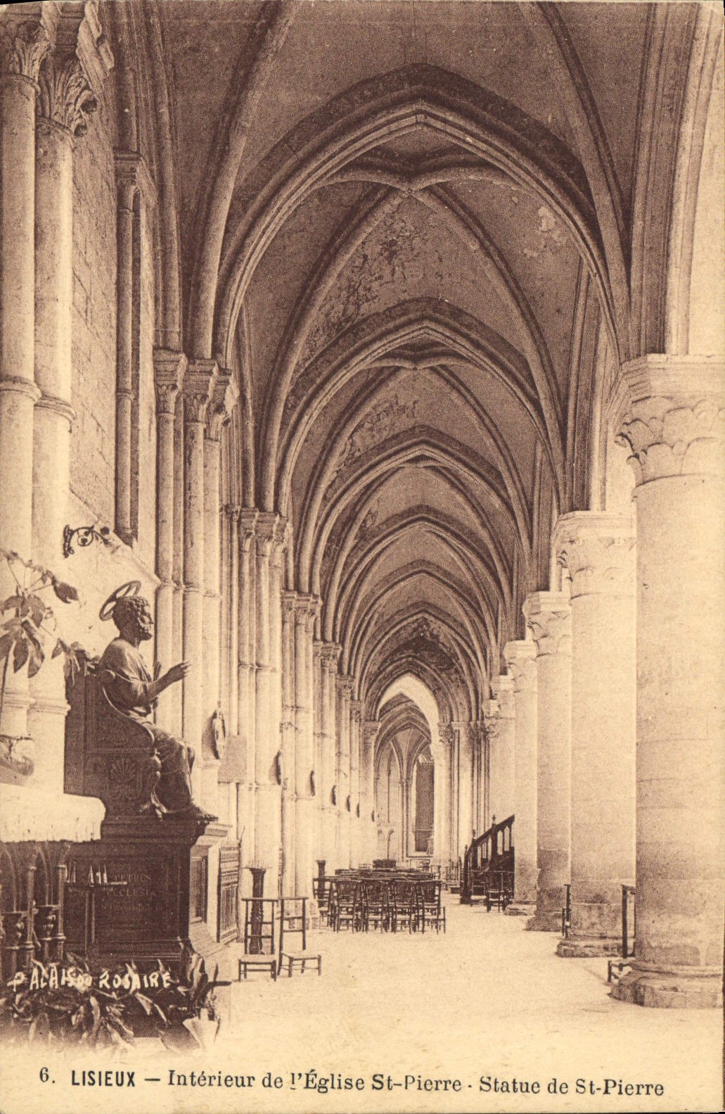CPA Lisieux Interieur de l'Eglise St Pierre Statue de St Pierre 
