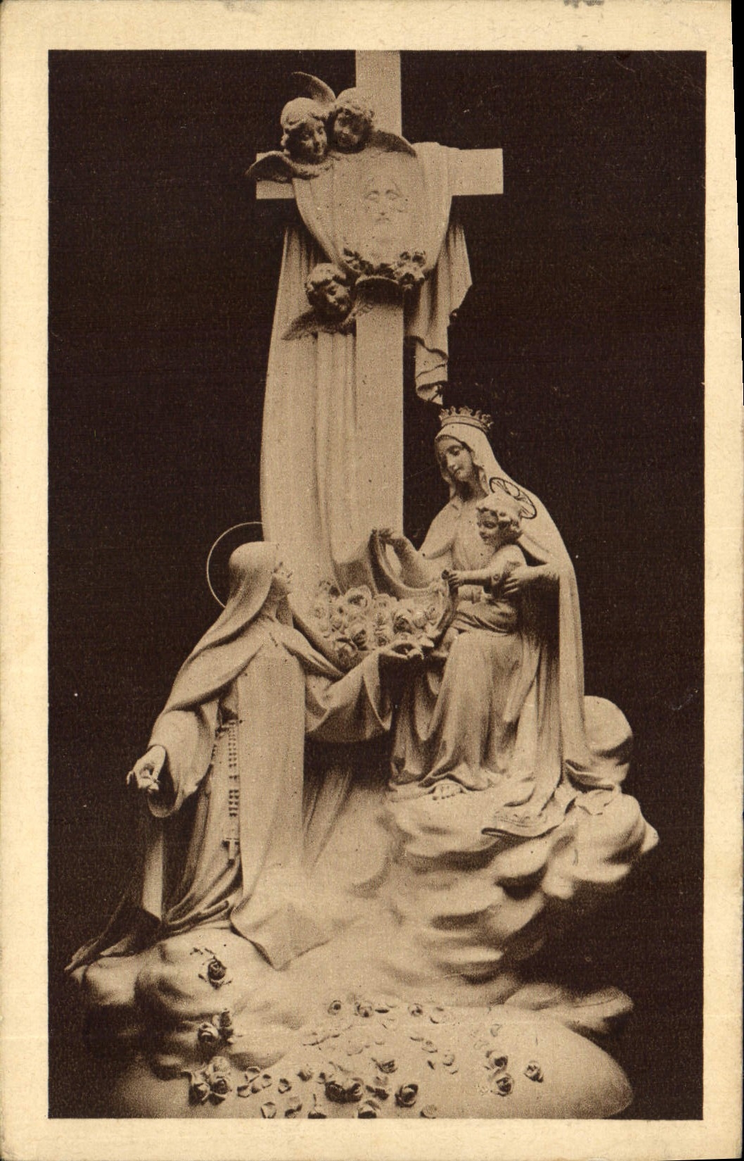 CPA Groupe sculpte dominant le Maitre Autel dans la Chapelle des Carmelites de Lisieux