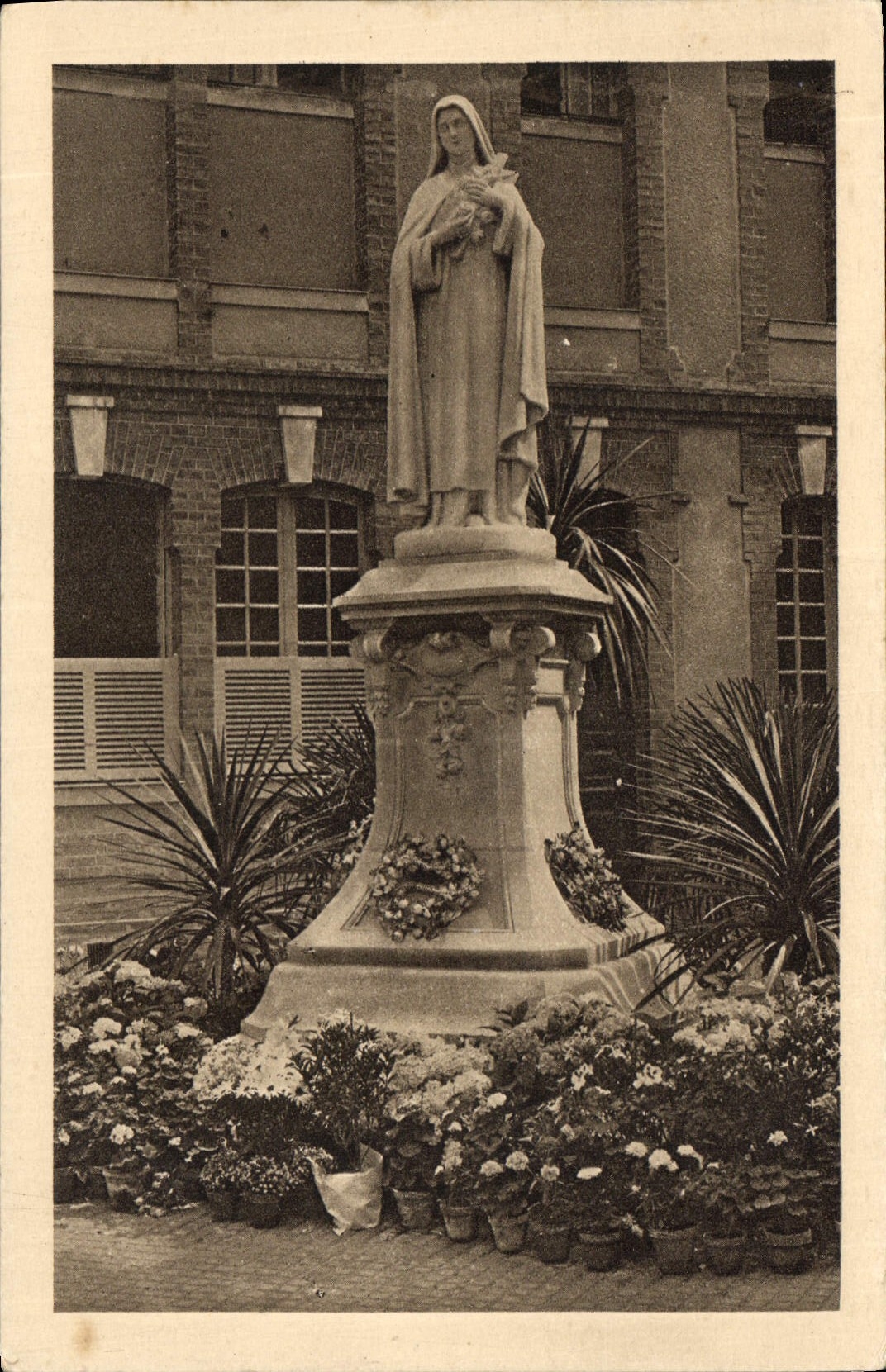 CPA La Statue de Sainte Therese de l'Enfant dans la cour d'entree du Carmel du Lisieux 