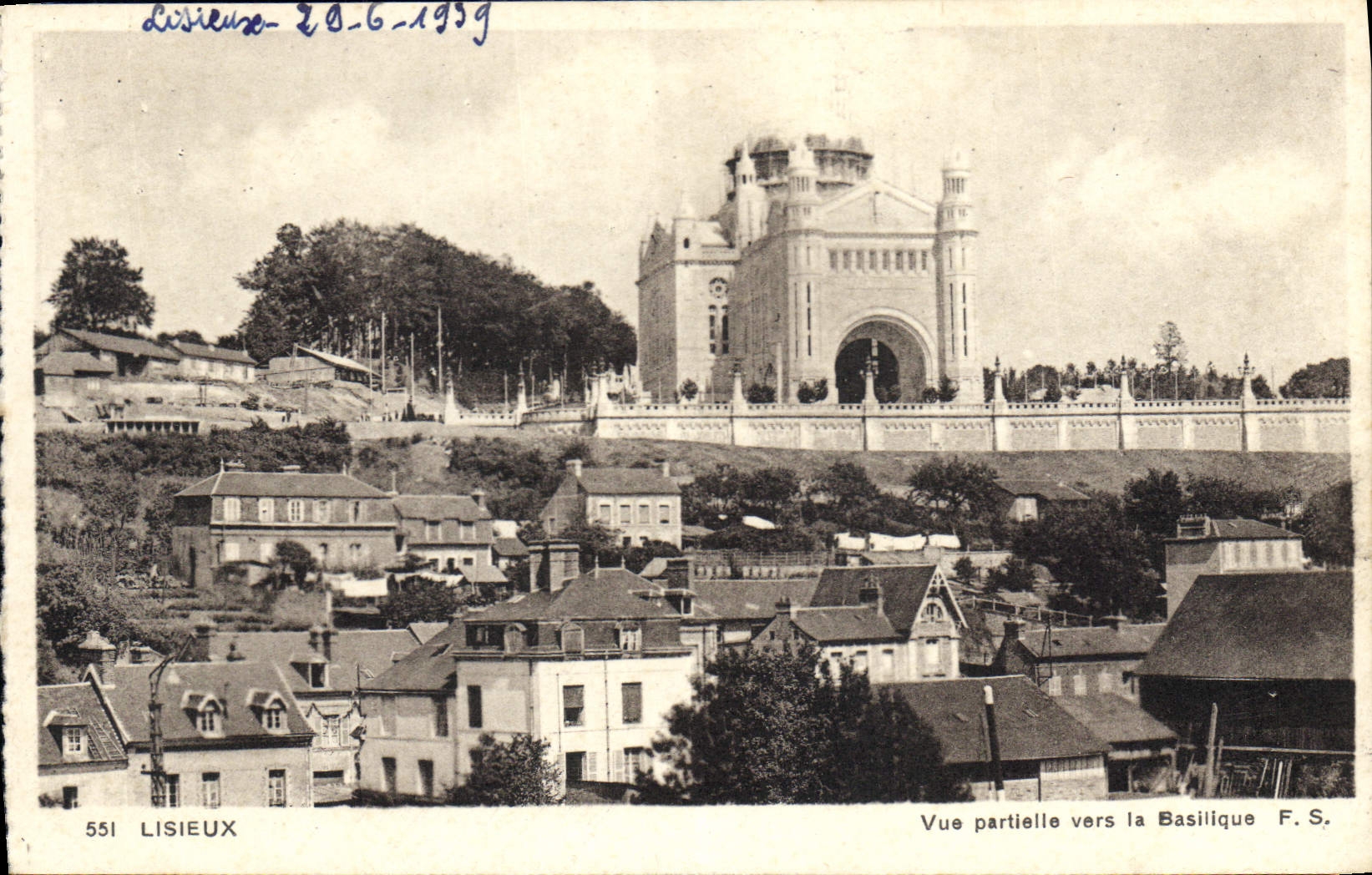CPA Lisieux Vue partielle vers la Basilique 