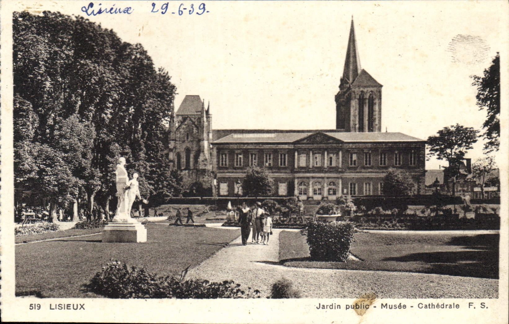 CPA Lisieux Jardin public Musee Cathedrale 