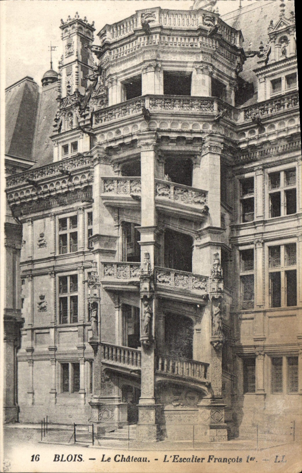 CPA Blois Le Chateau L'Escalier Francois 