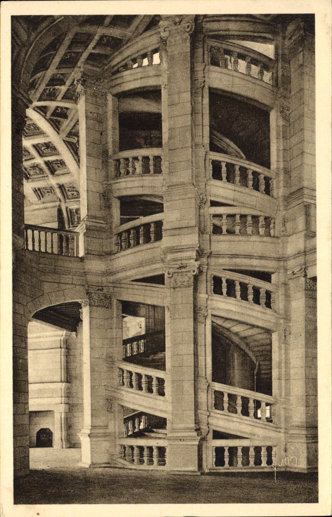 CPA Les Chateaux de la Loire Chambord Loire et Cher Le Grand Escalier d'Honneur