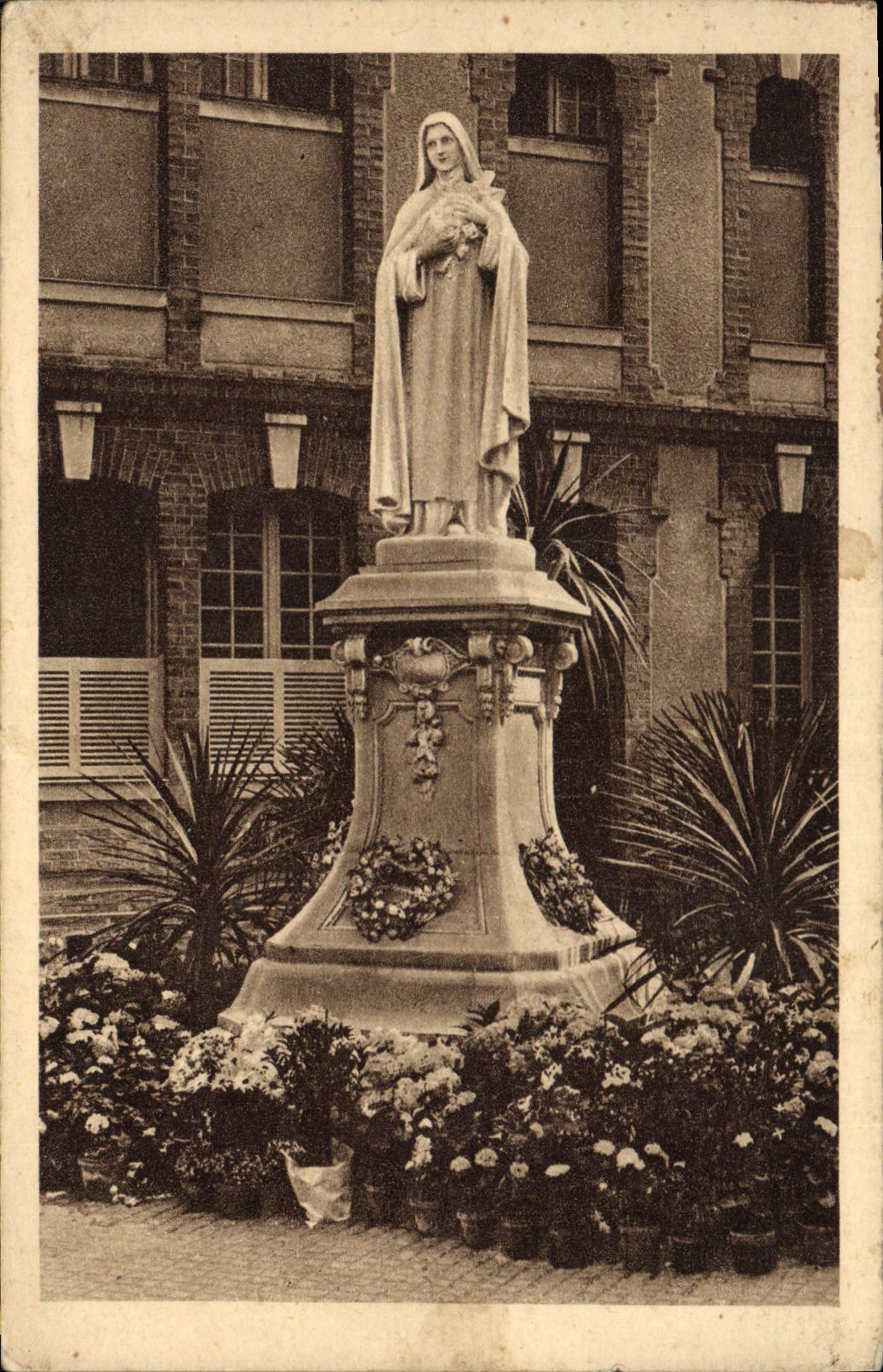 CPA La Statue de Ste Therese de l'Enfant Jesus pres de la Chapelle du Carmel de Lisieux 
