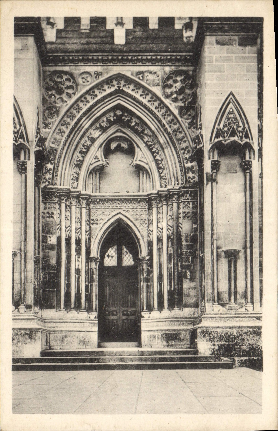 CPA Lisieux Un des portails de la Cathedrale Saint Pierre 