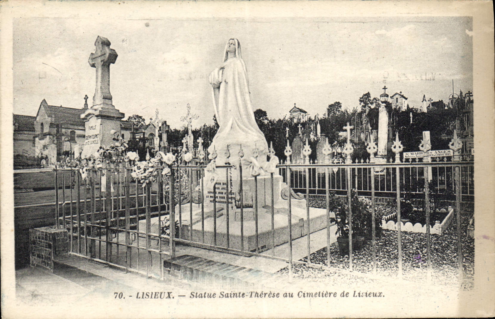 CPA Lisieux Statue Sainte Therese au Cimetiere de Lisieux 