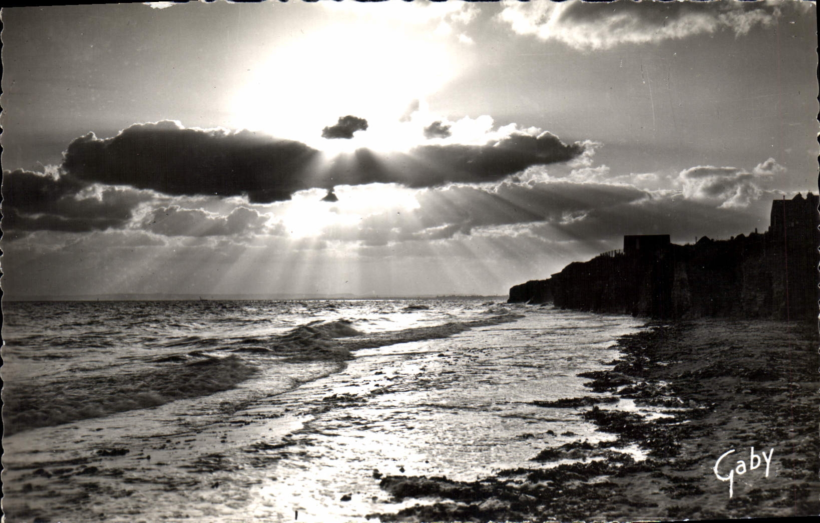 CPA Luc sur Mer Calvados Contre jour sur les Falaises 