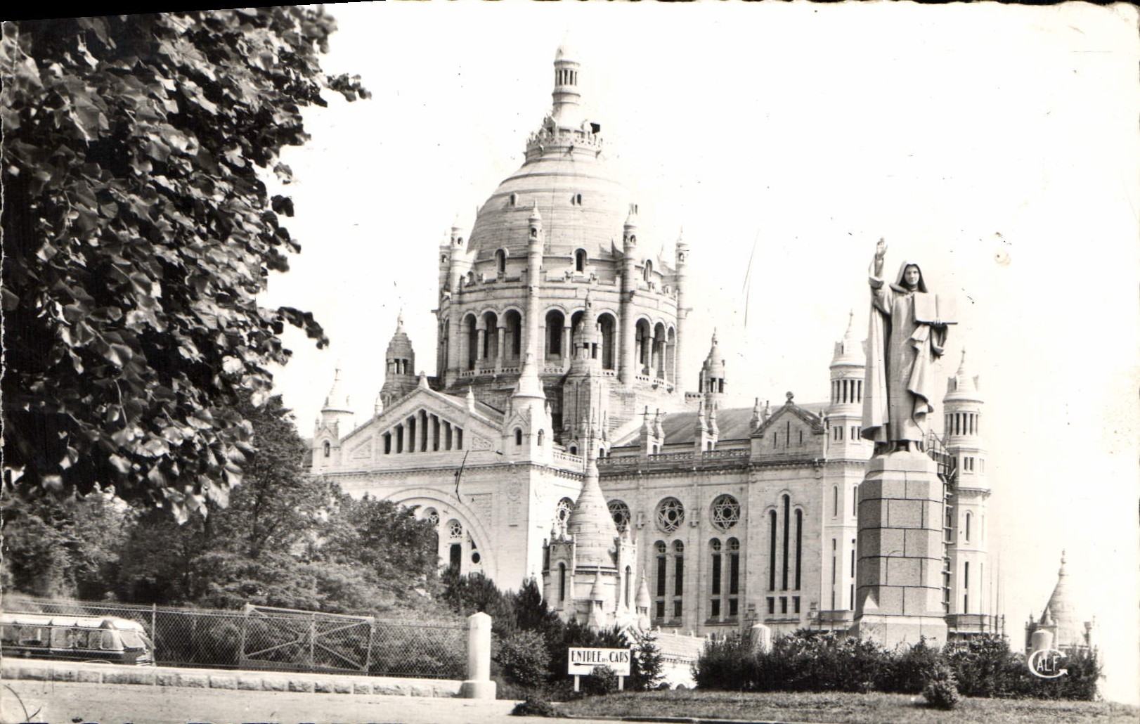 CPA Lisieux Calvados Basilique et Statue Ste Therese 