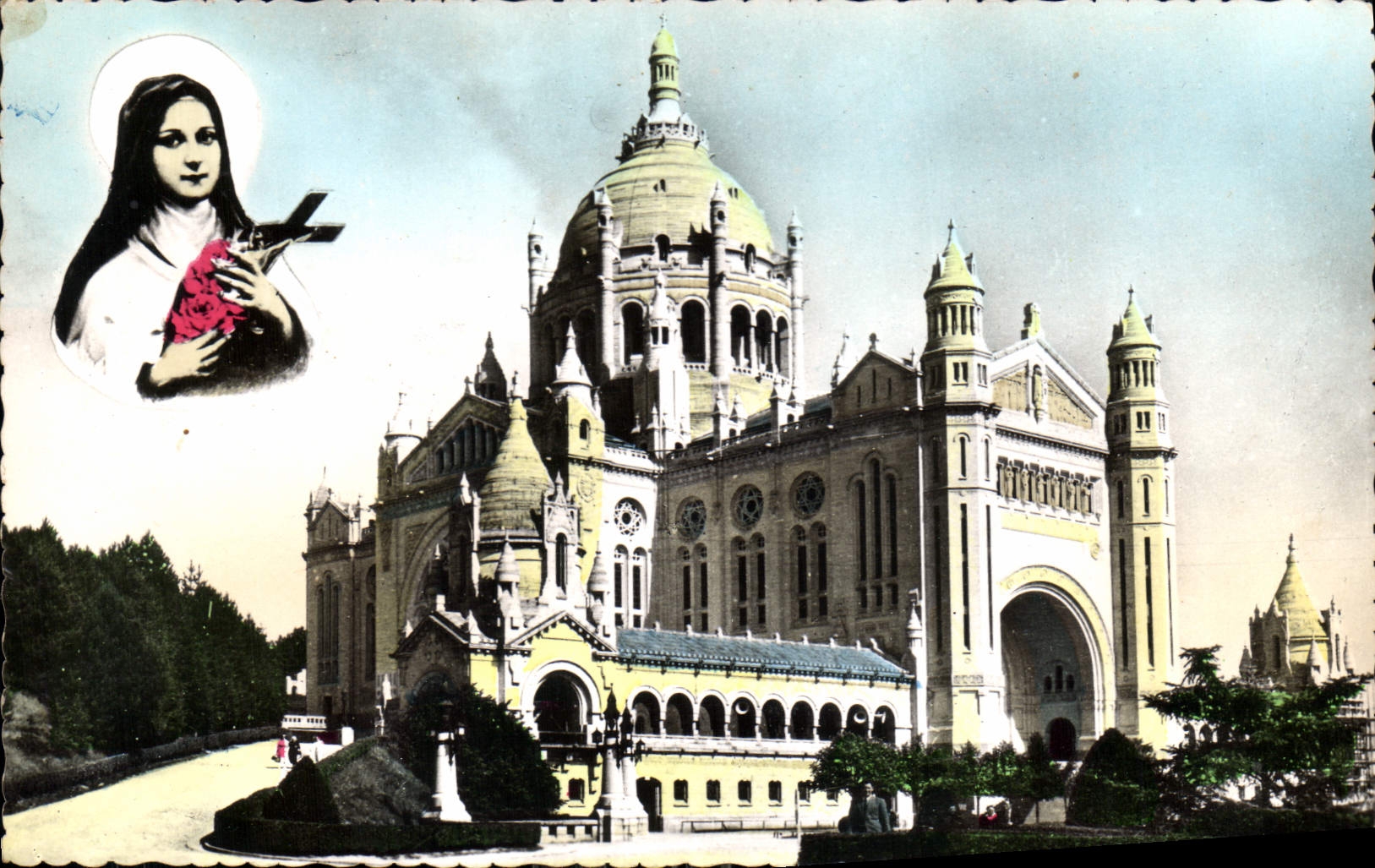 CPA La Basilique de Lisieux Vue d'ensemble 