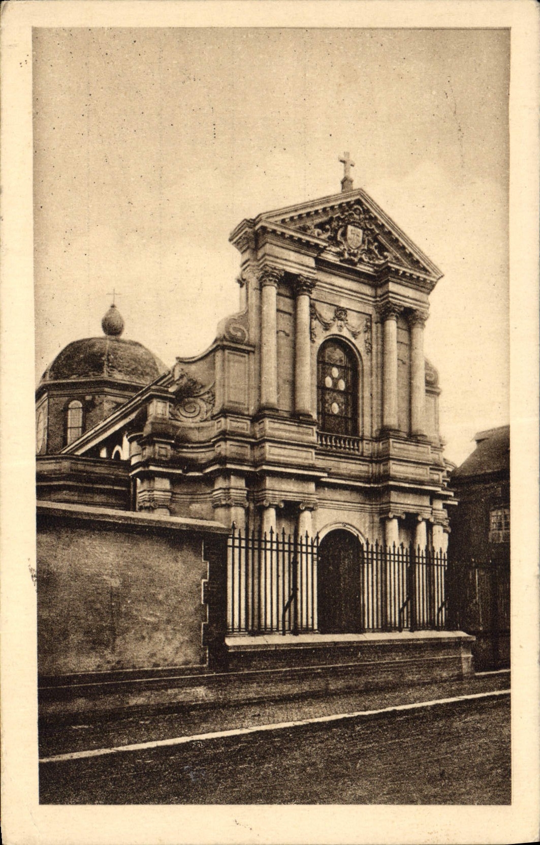 CPA La Chapelle des Carmelites de Lisieux La Facade 