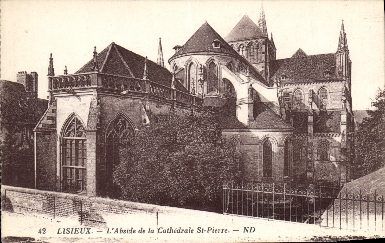 CPA Lisieux L'Abside de la Cathedrale St Pierre 