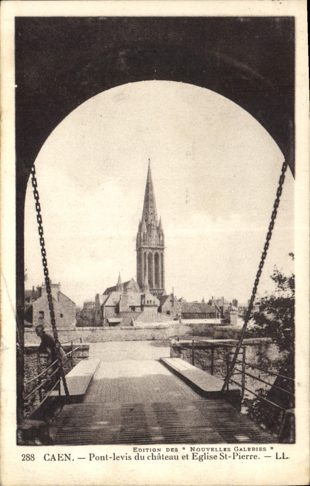CPA Caen Pont levis du Chateau et Eglise St Pierre 