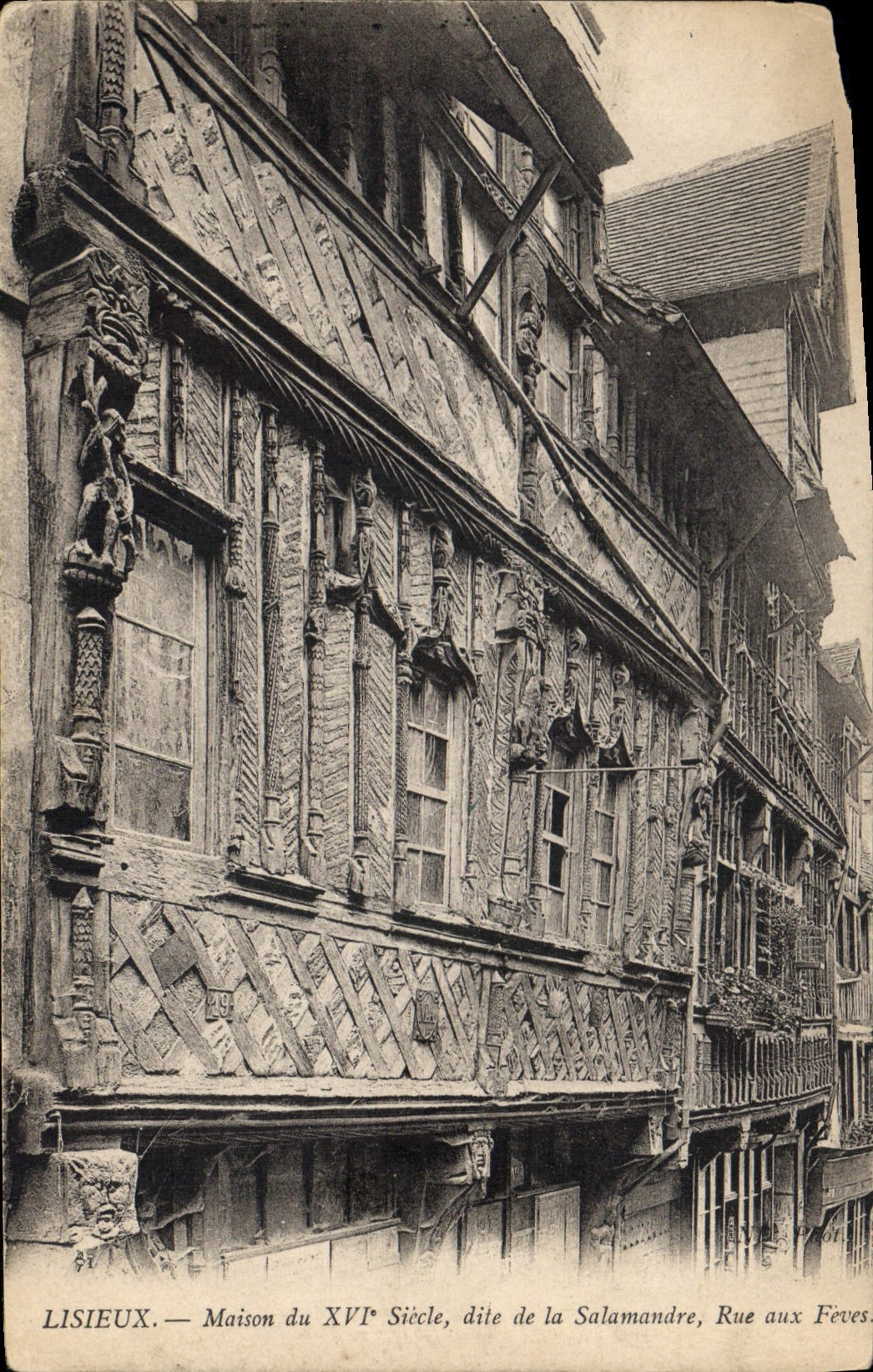 CPA Lisieux Maison du XVI siecle dite de la Salamandre Rue aux Feves 