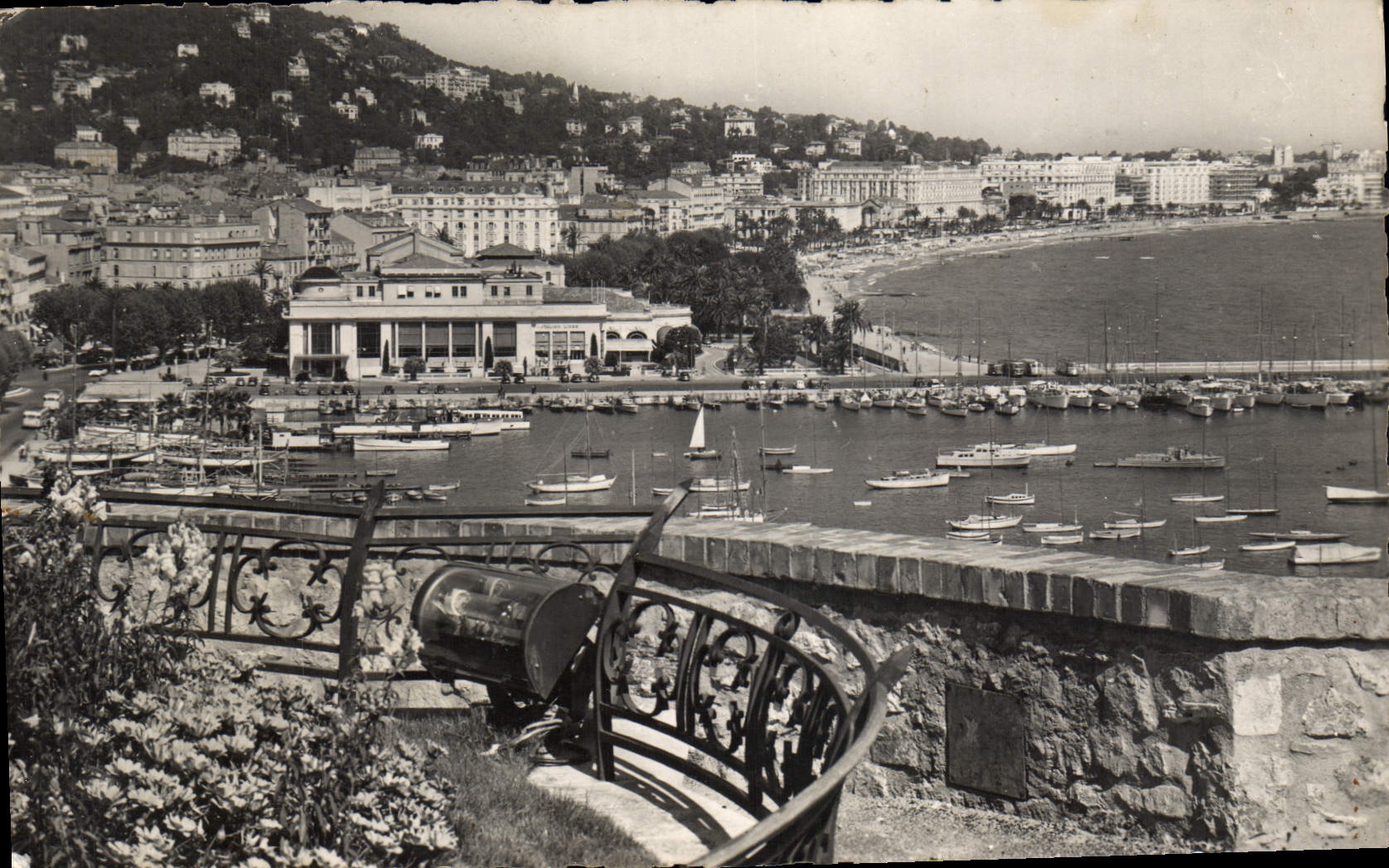 CPA Cannes Vue Generale Le Casino Les Hotels 