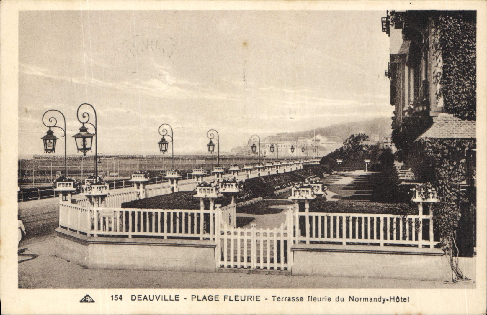 CPA Deauville Plage Fleurie Terrasse fleurie du Normandy Hotel