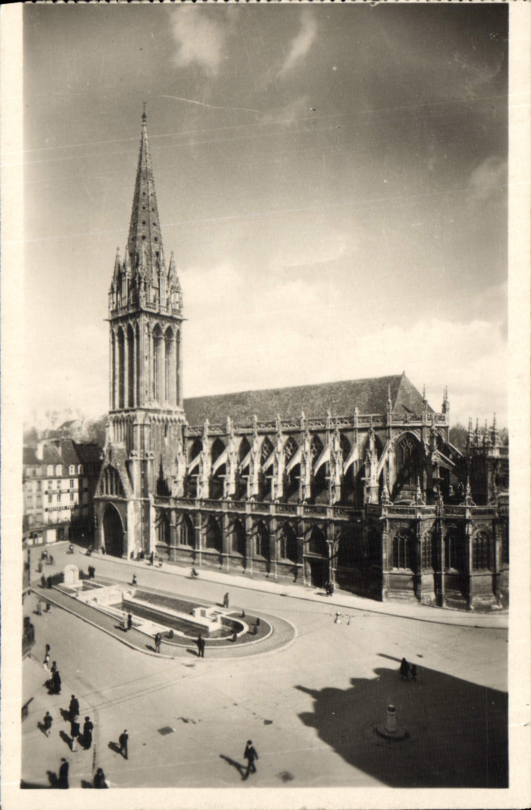 CPA Caen Calvados L'Eglise Saint Pierre et la Place Saint Pierre 